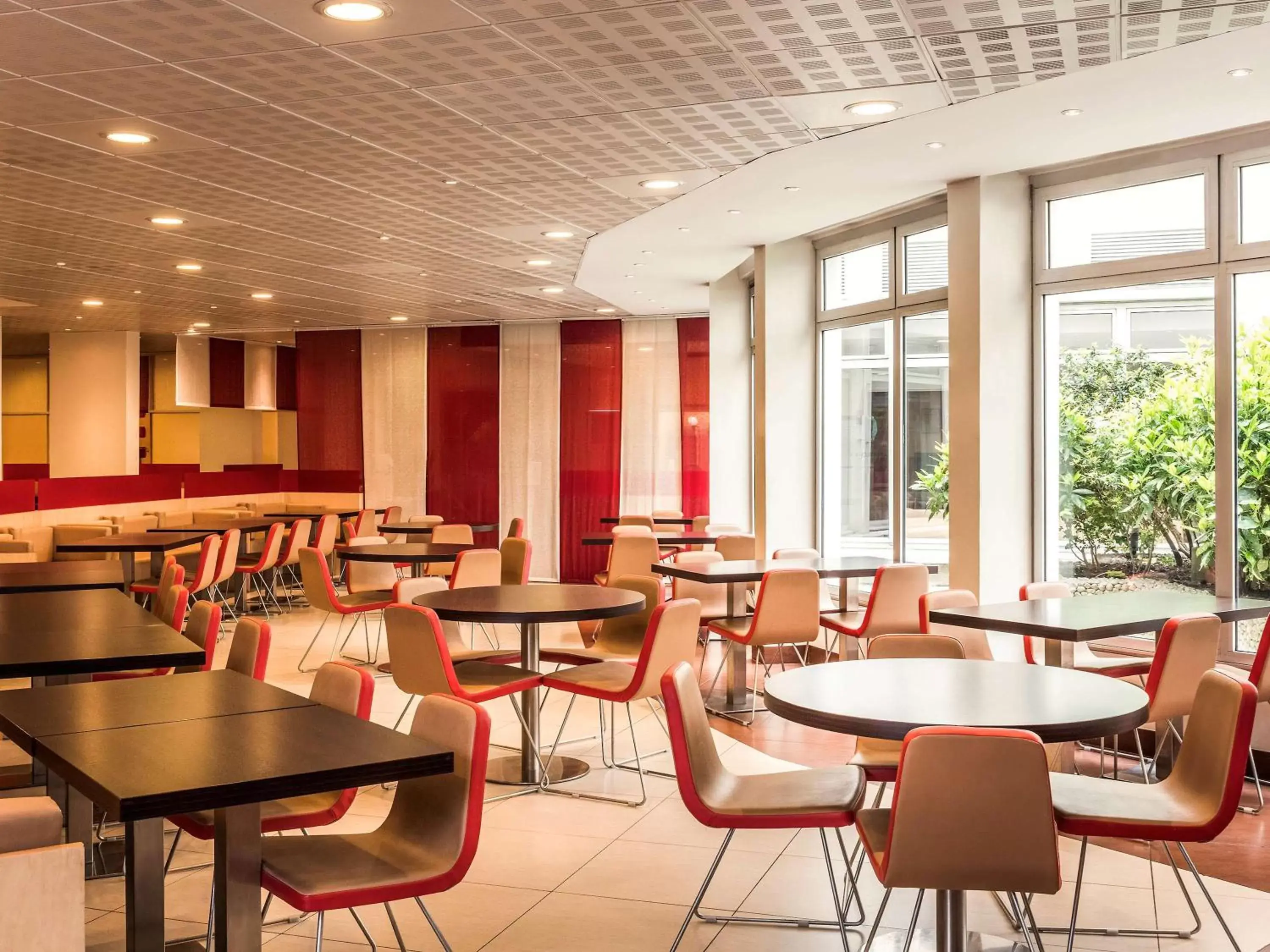 Lounge or bar, Restaurant/Places to Eat in ibis Paris Montmartre 18ème