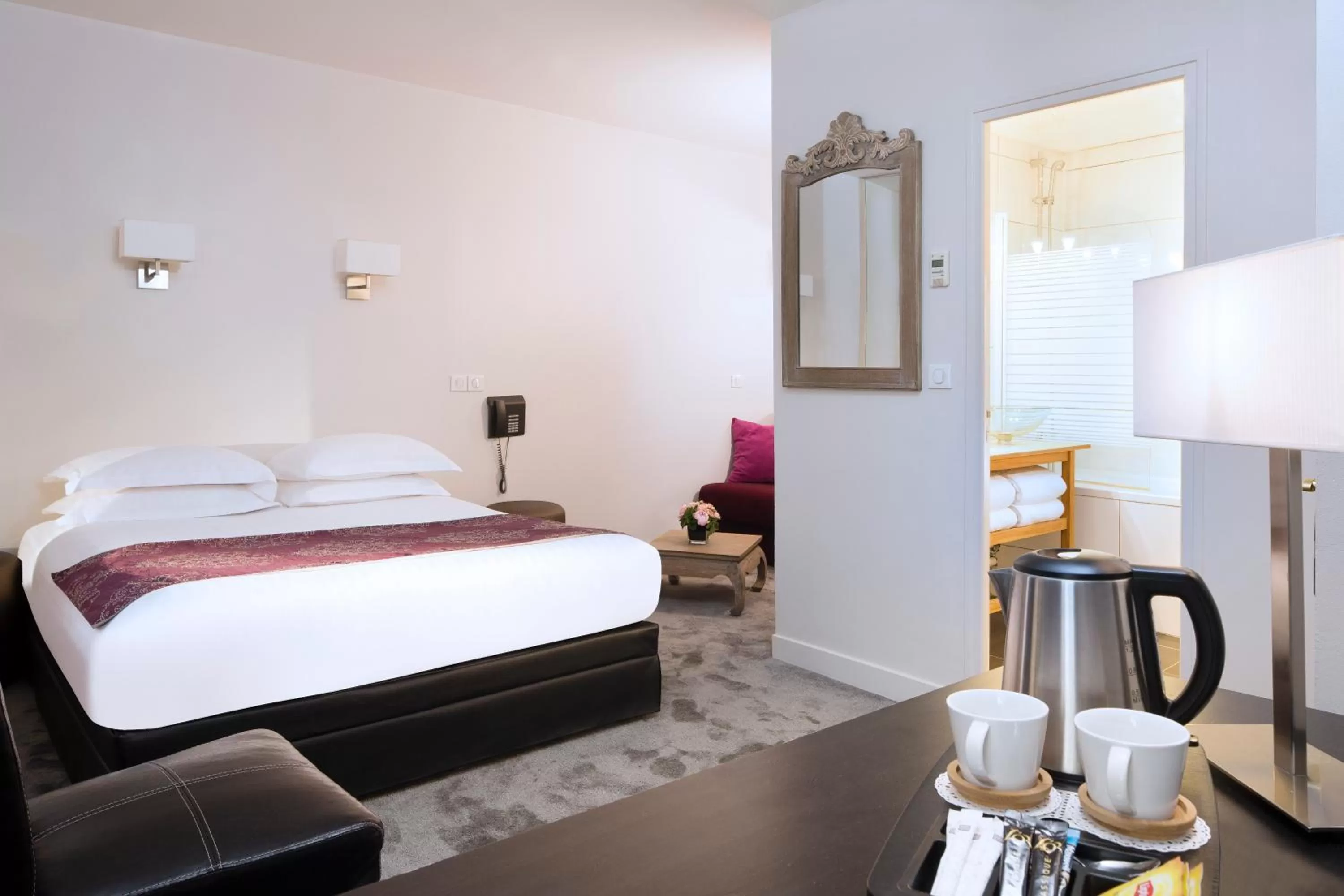 Photo of the whole room, Bed in Lion d'Or Paris Hotel