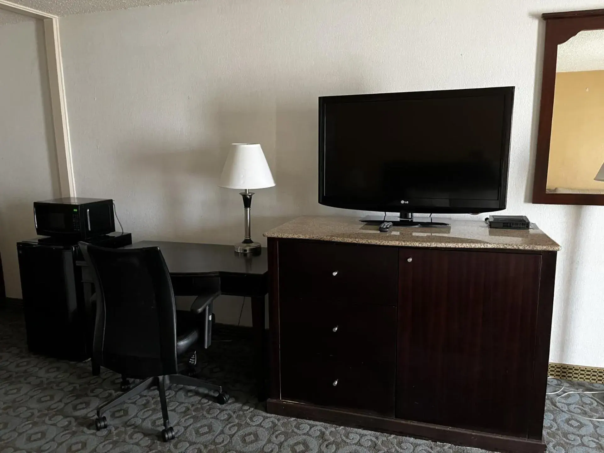 TV and multimedia, TV/Entertainment Center in Budget Inn Laramie