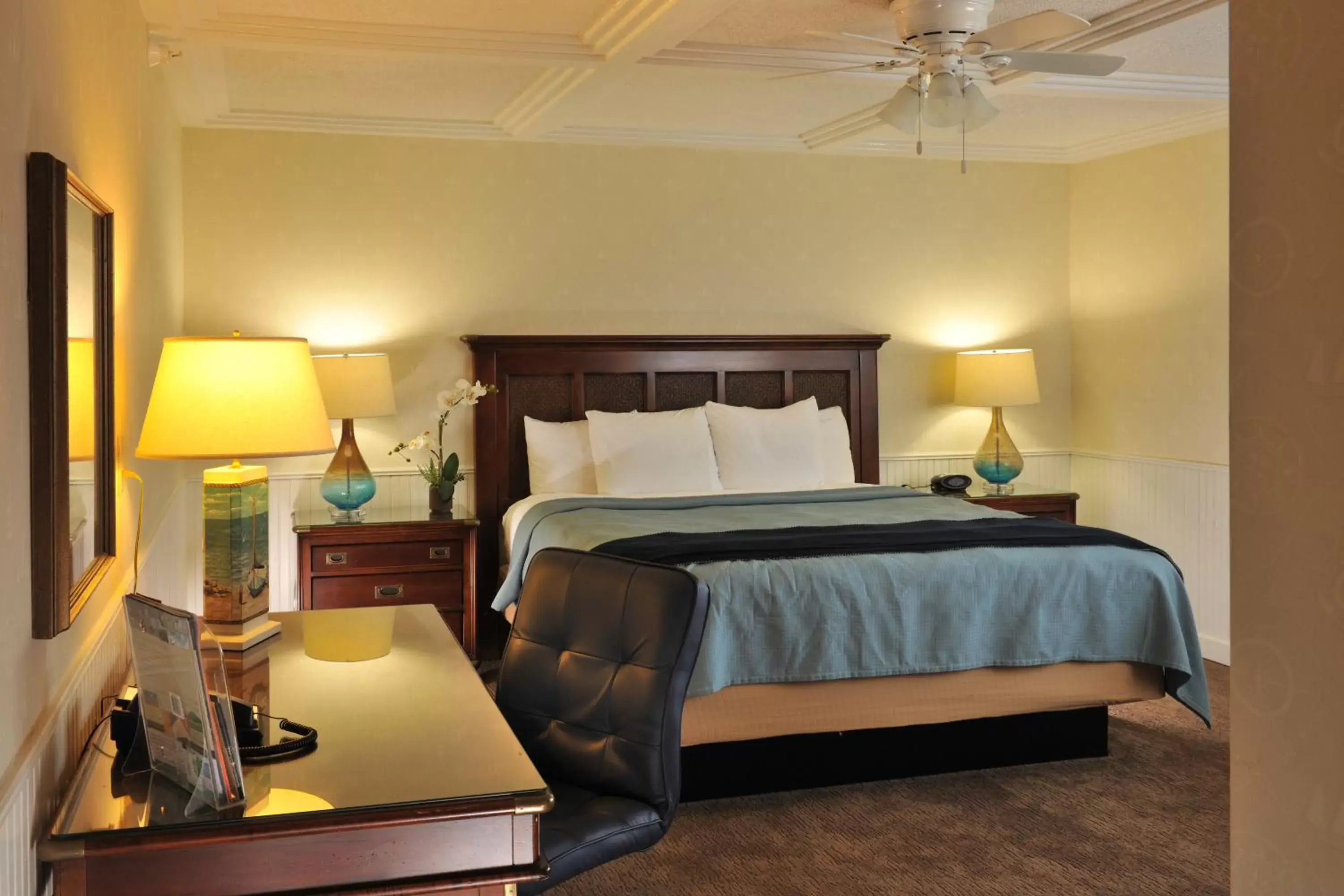 Bed in Stoney Creek Hotel Peoria