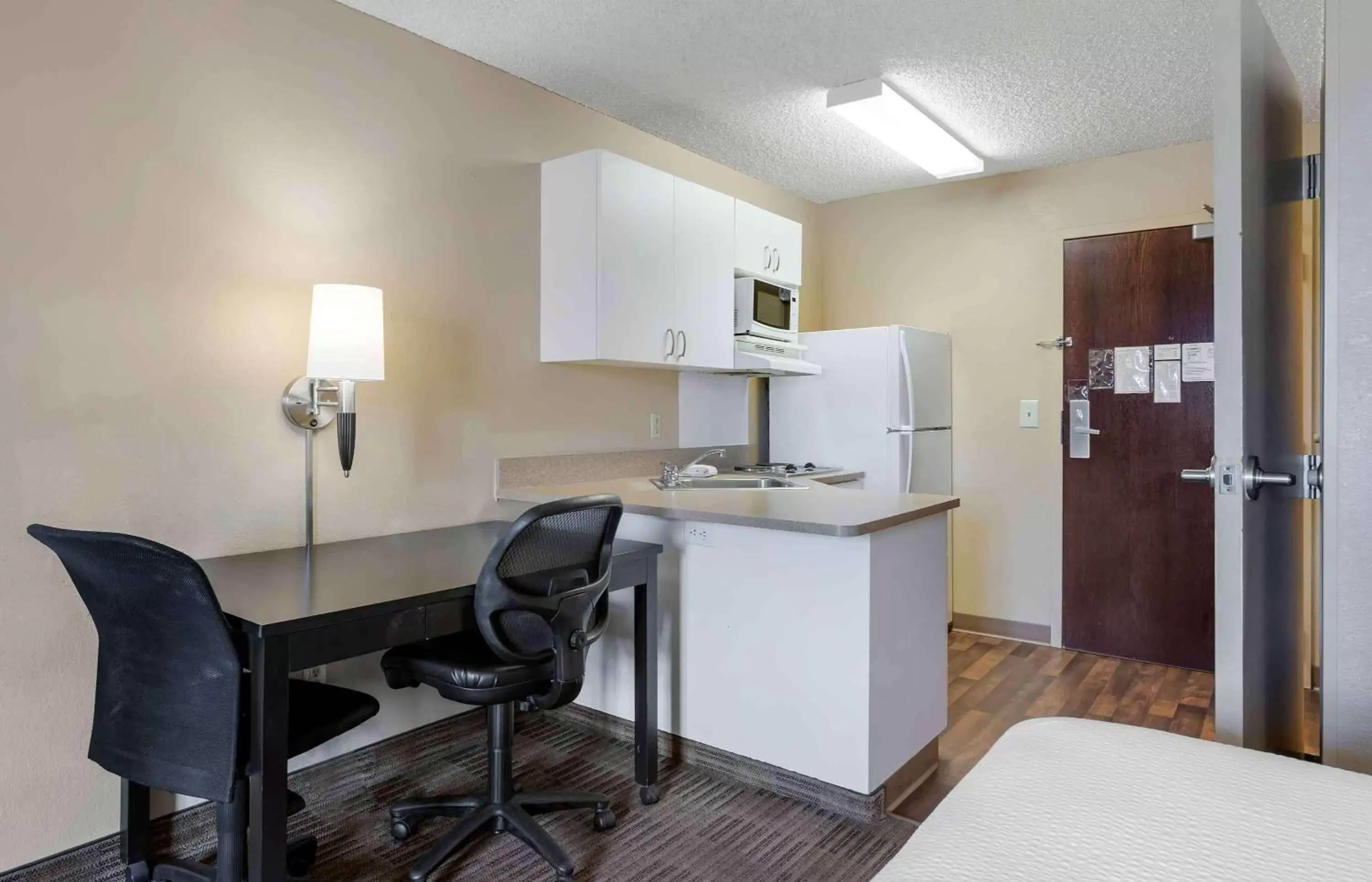 Bedroom, Kitchen/Kitchenette in Extended Stay America Suites - Santa Barbara - Calle Real