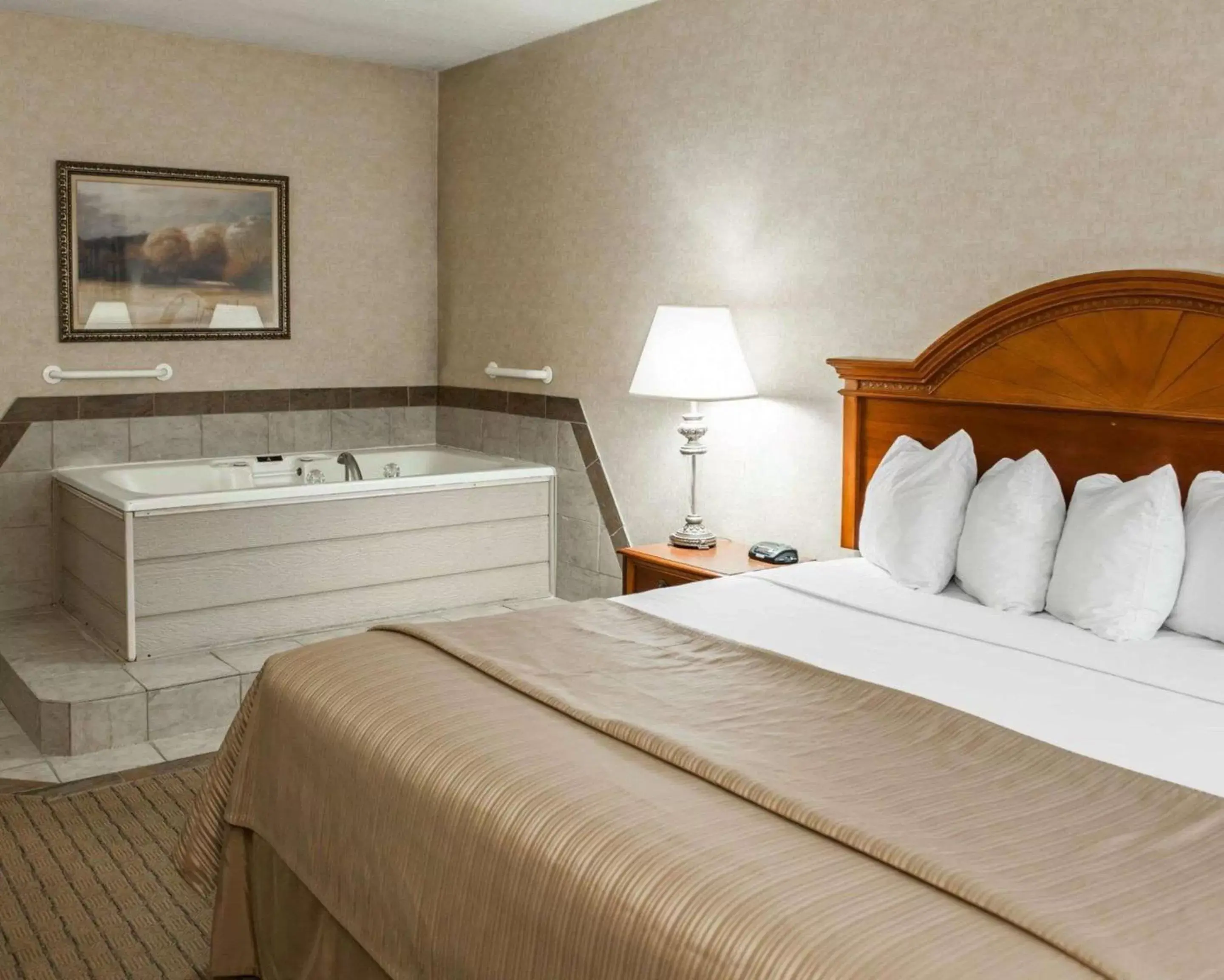 Photo of the whole room, Bed in Quality Inn Indianapolis