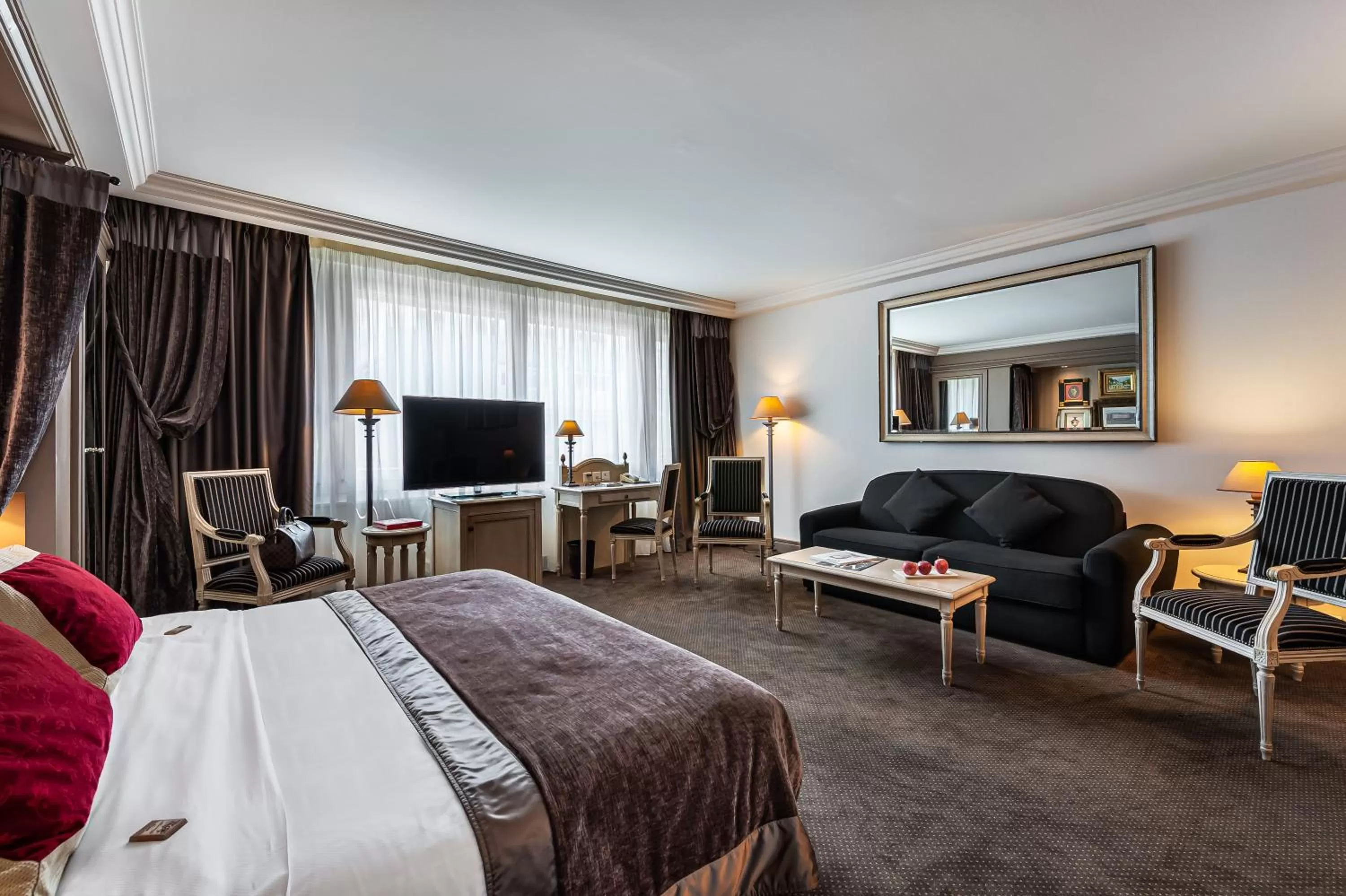 TV and multimedia, Bed in Royal Manotel