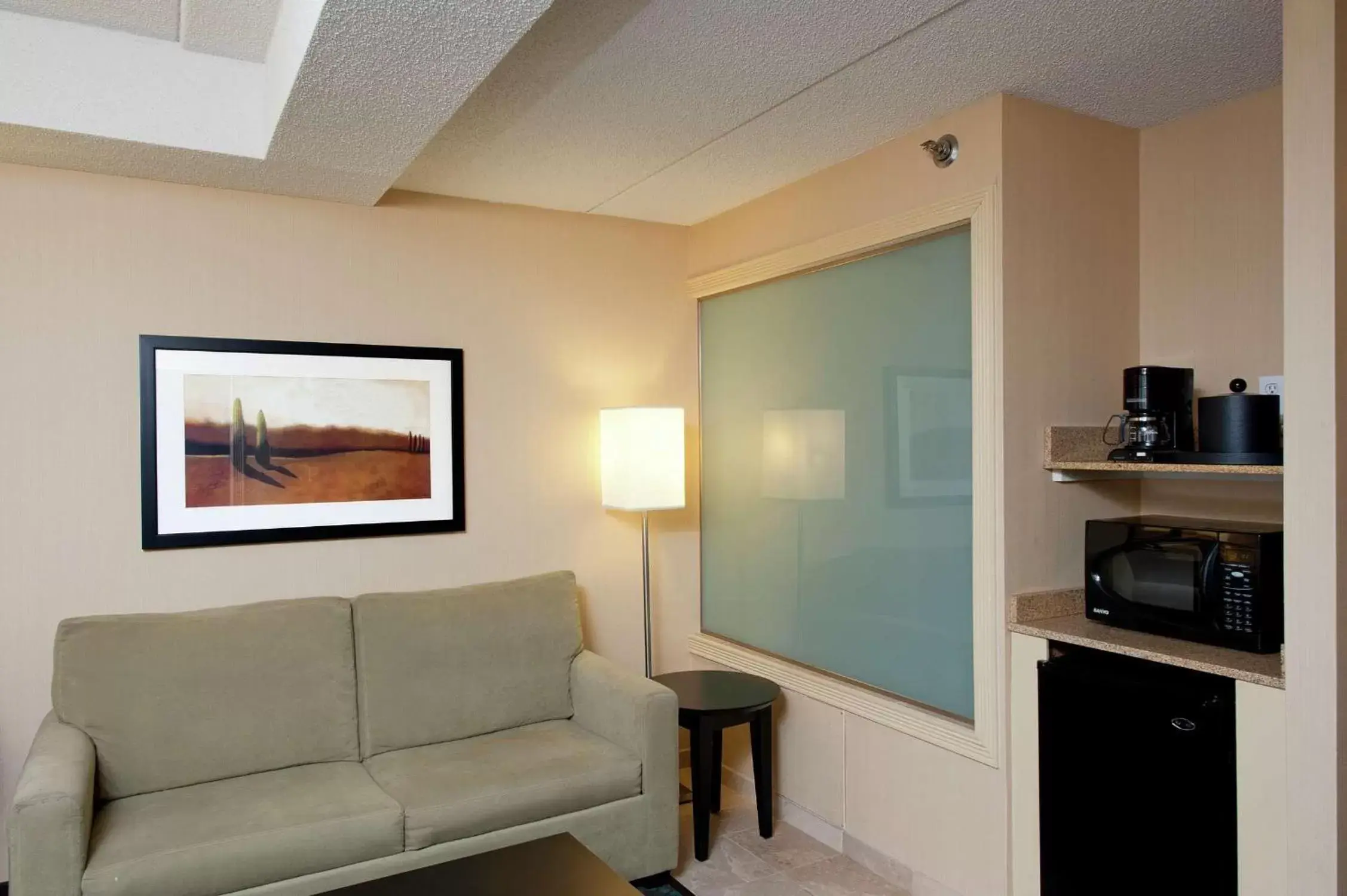 Living room, Kitchen/Kitchenette in Hampton Inn Bloomington