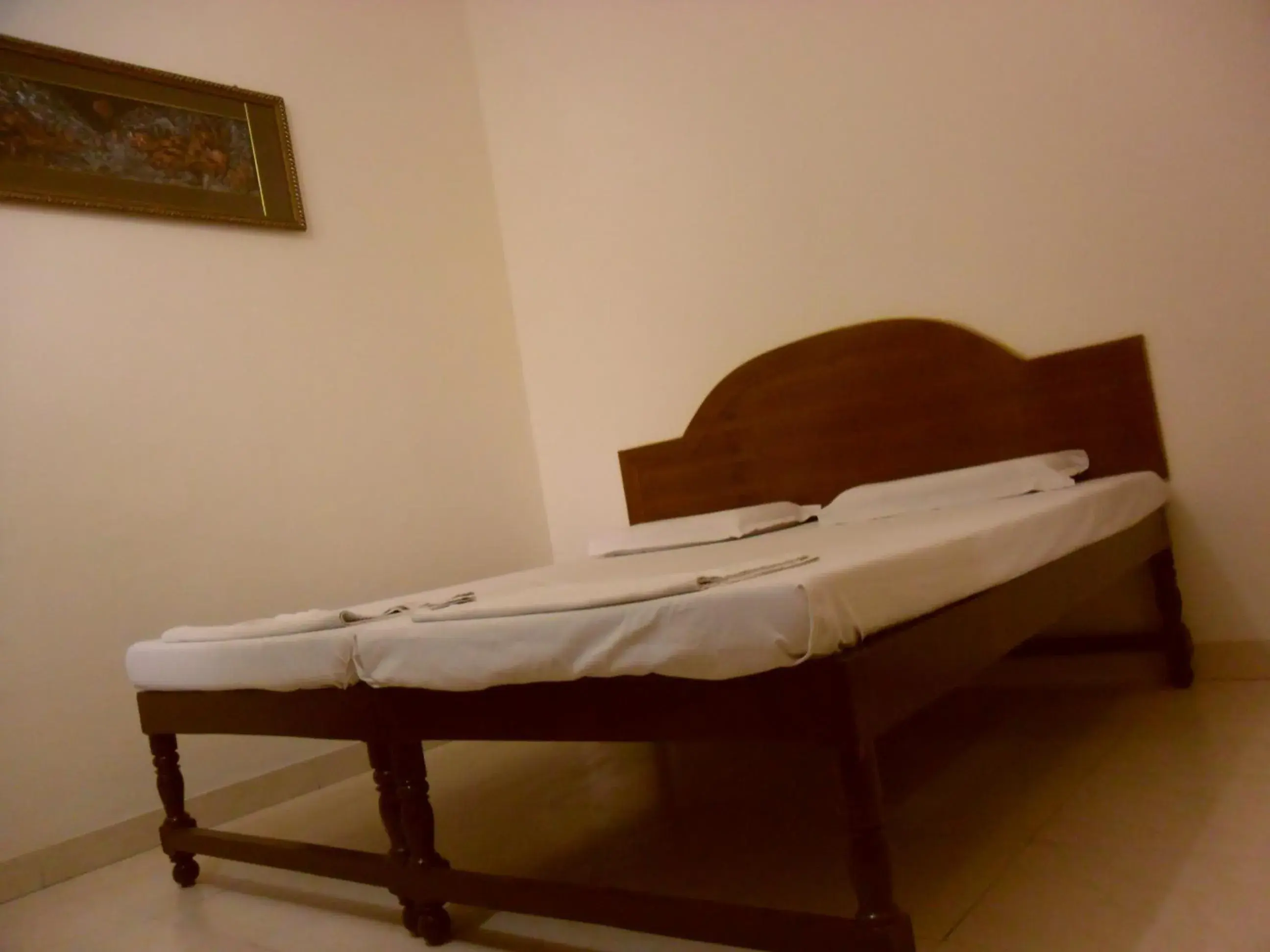 Bed in HOTEL SIDHARTHA (600 meters from Taj Mahal)