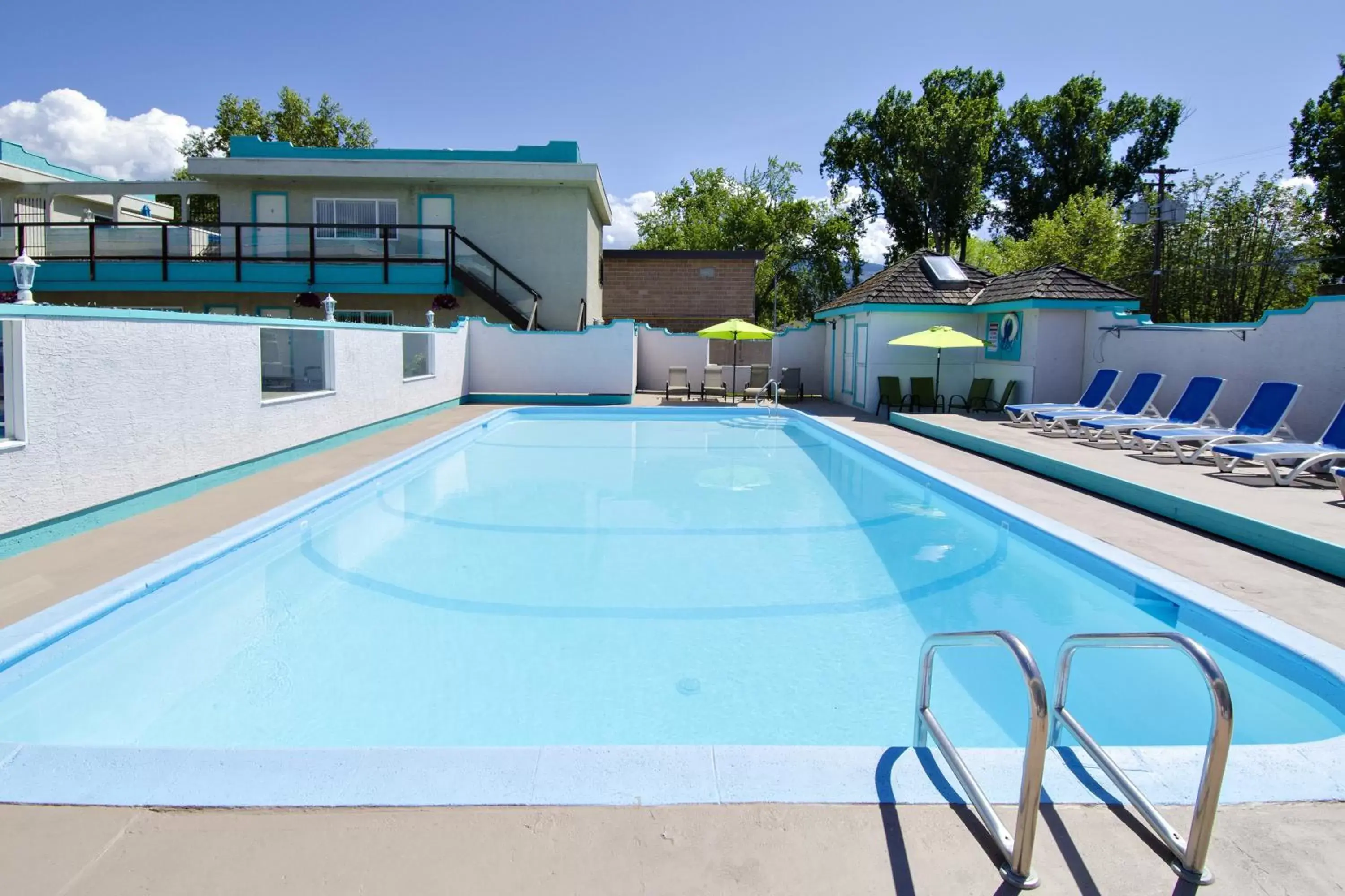 Swimming Pool in Tiki Shores Inn & Suites