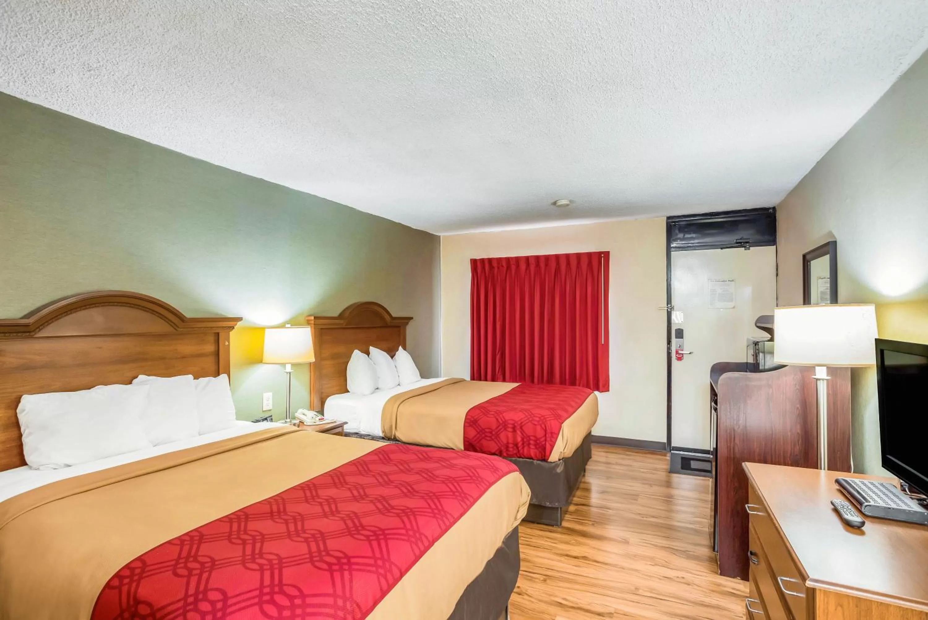 Photo of the whole room, Bed in Econo Lodge Huntington - Barboursville University Area