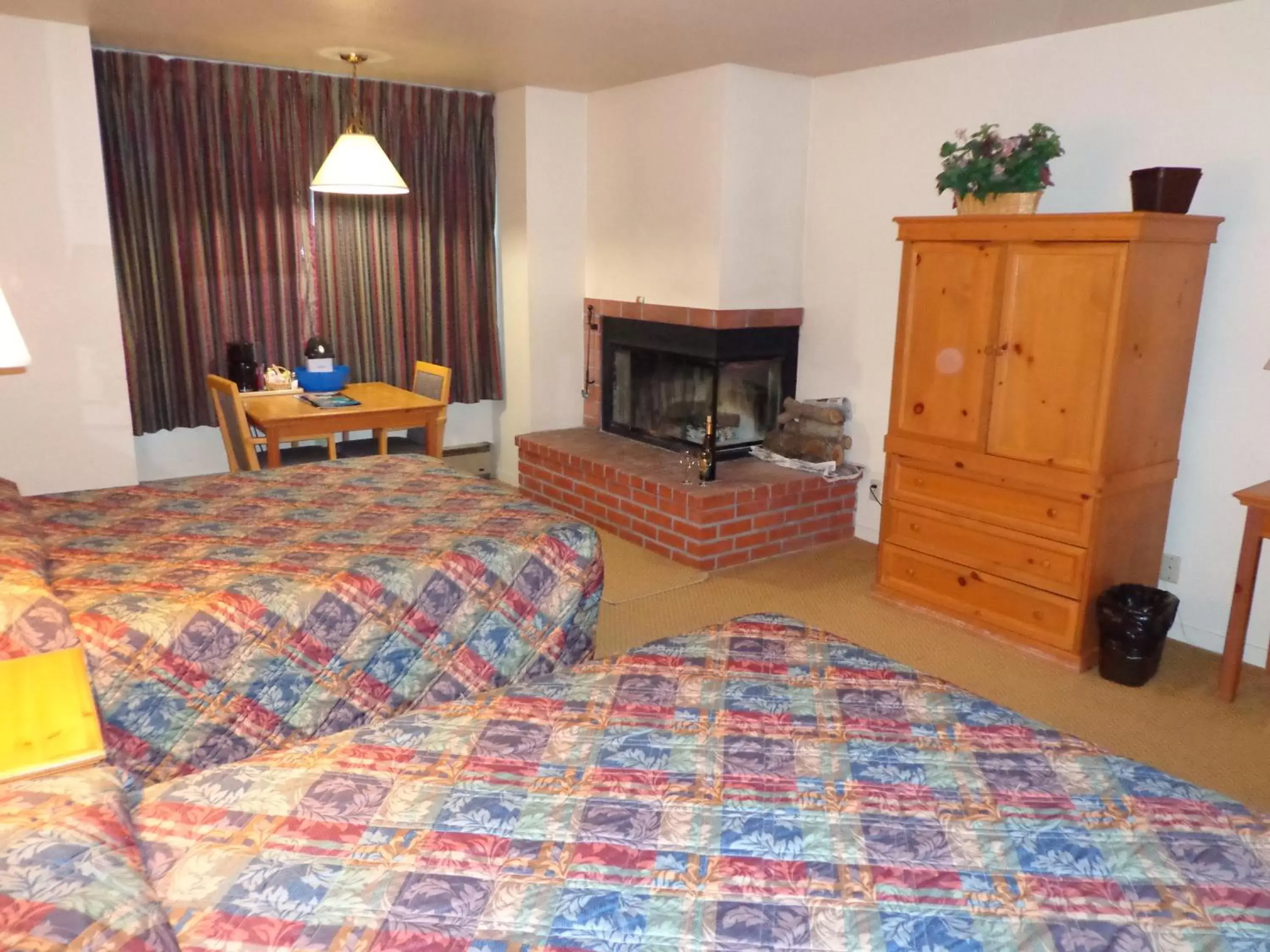 Bedroom, Bed in Pacific Gardens Inn