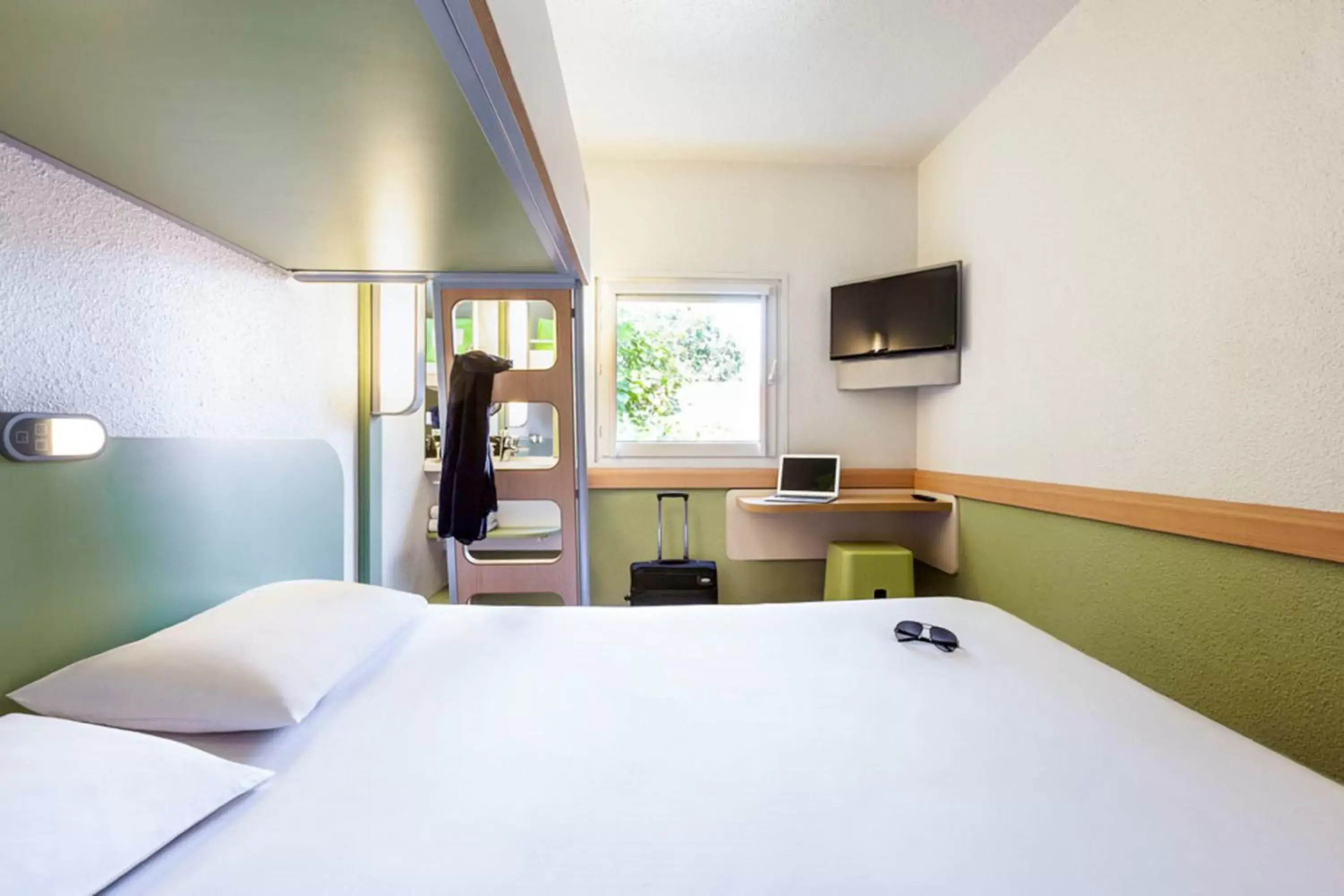 Bedroom, Bed in ibis budget Poitiers Nord Futuroscope