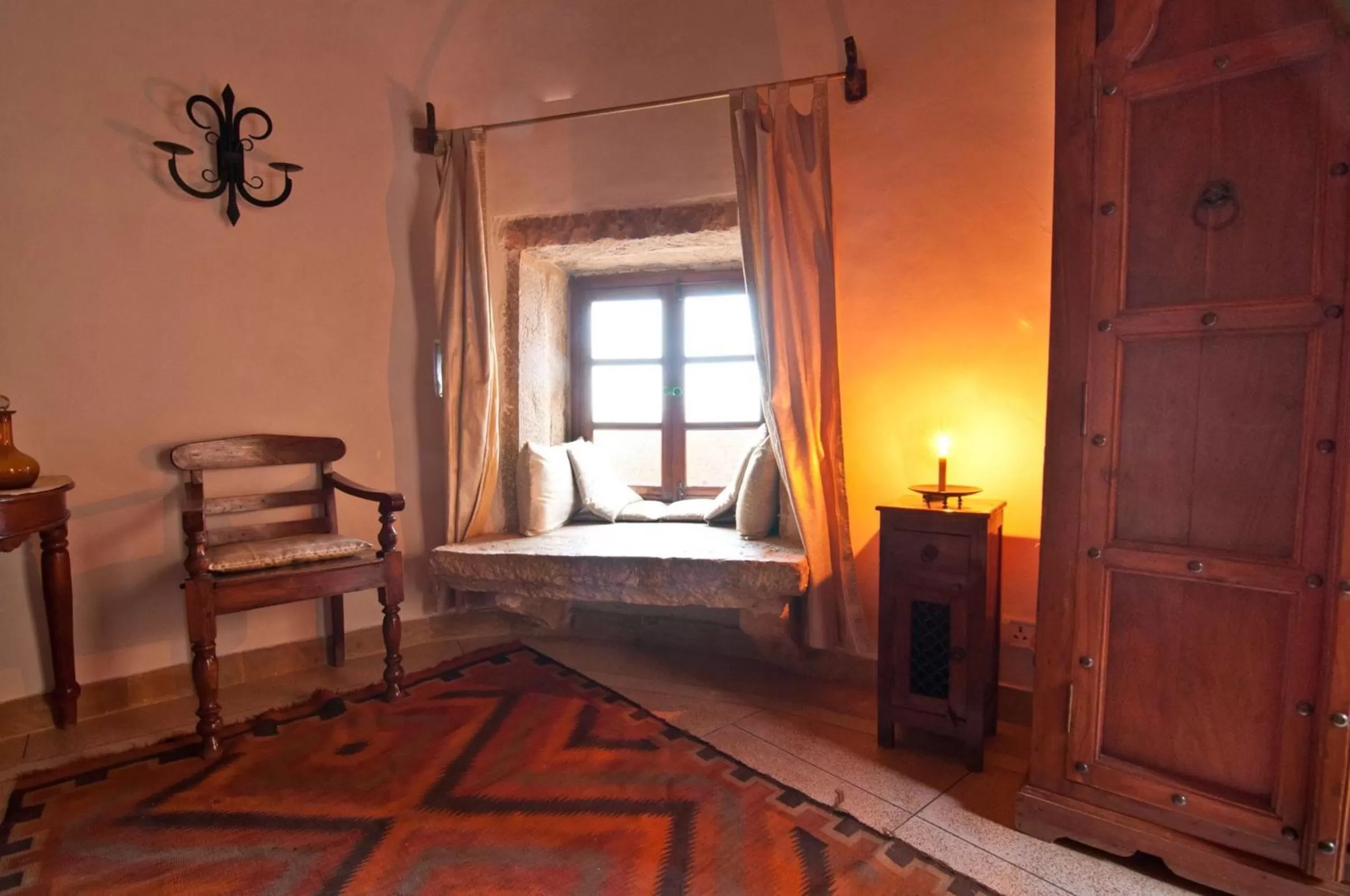 Seating area, Bed in Killa Bhawan