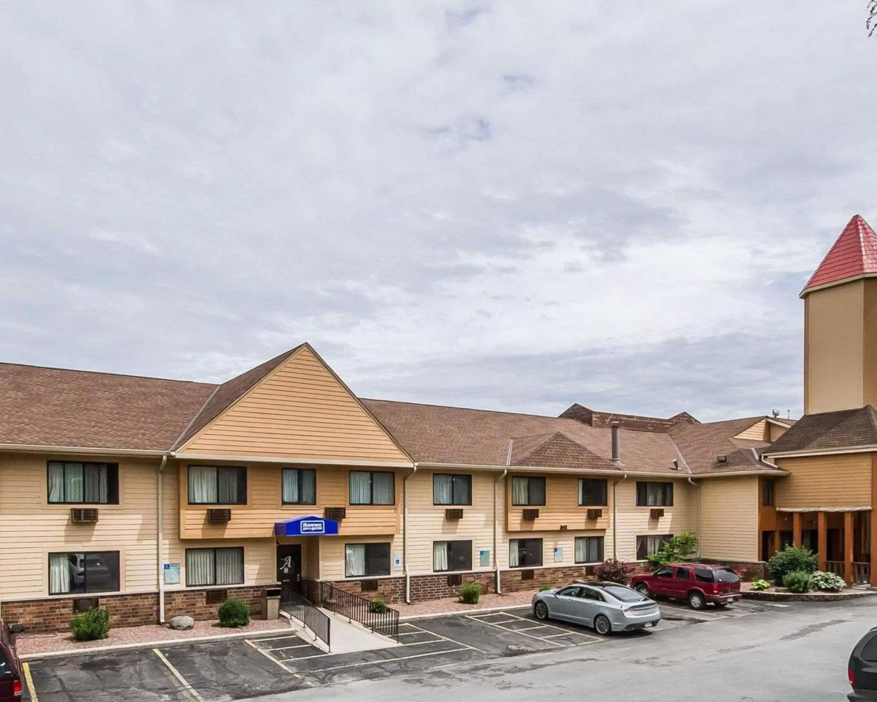 Property Building in Rodeway Inn & Suites Madison East