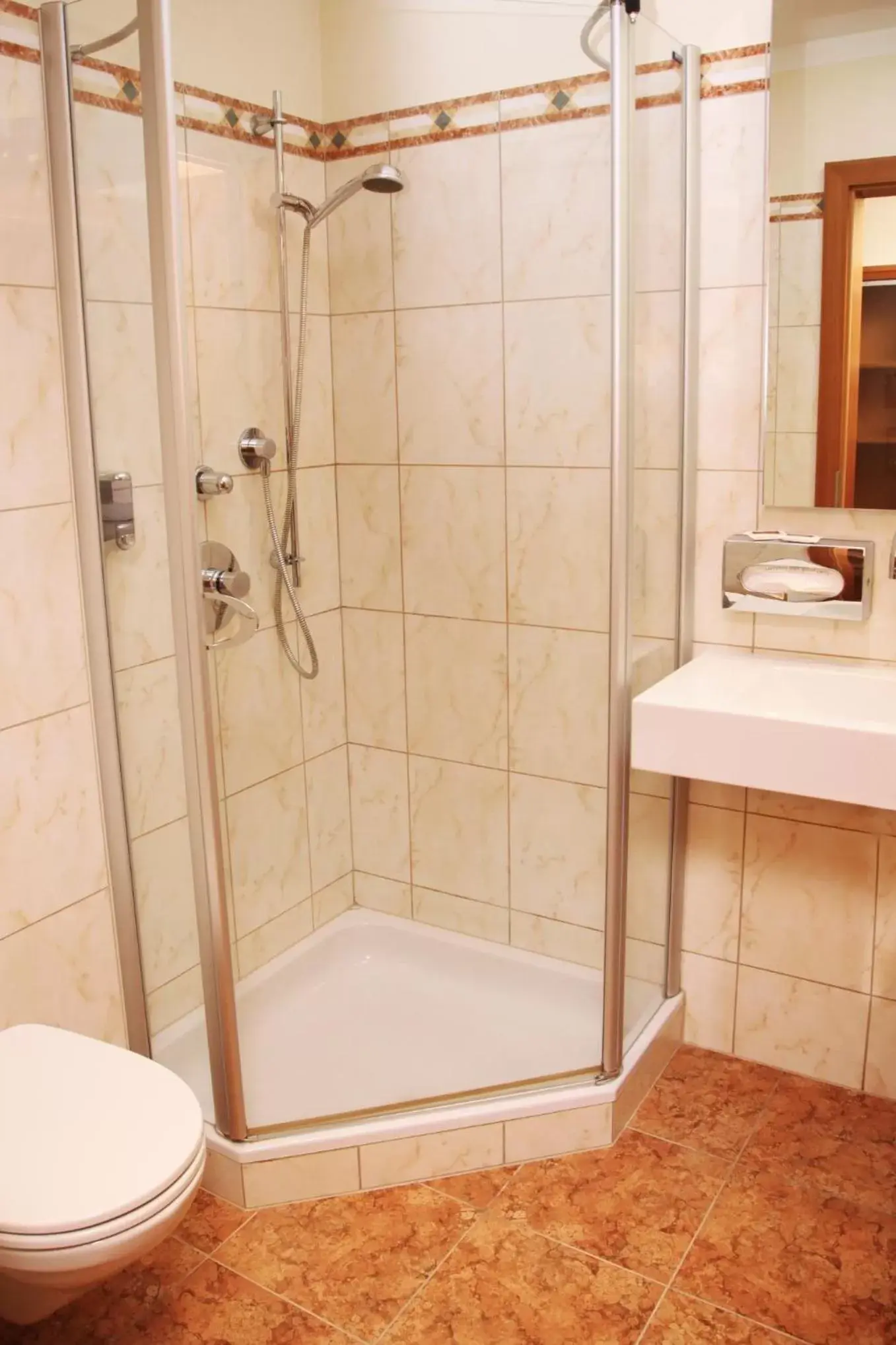 Bathroom in Tinschert Hotel-Restaurant-Partyservice