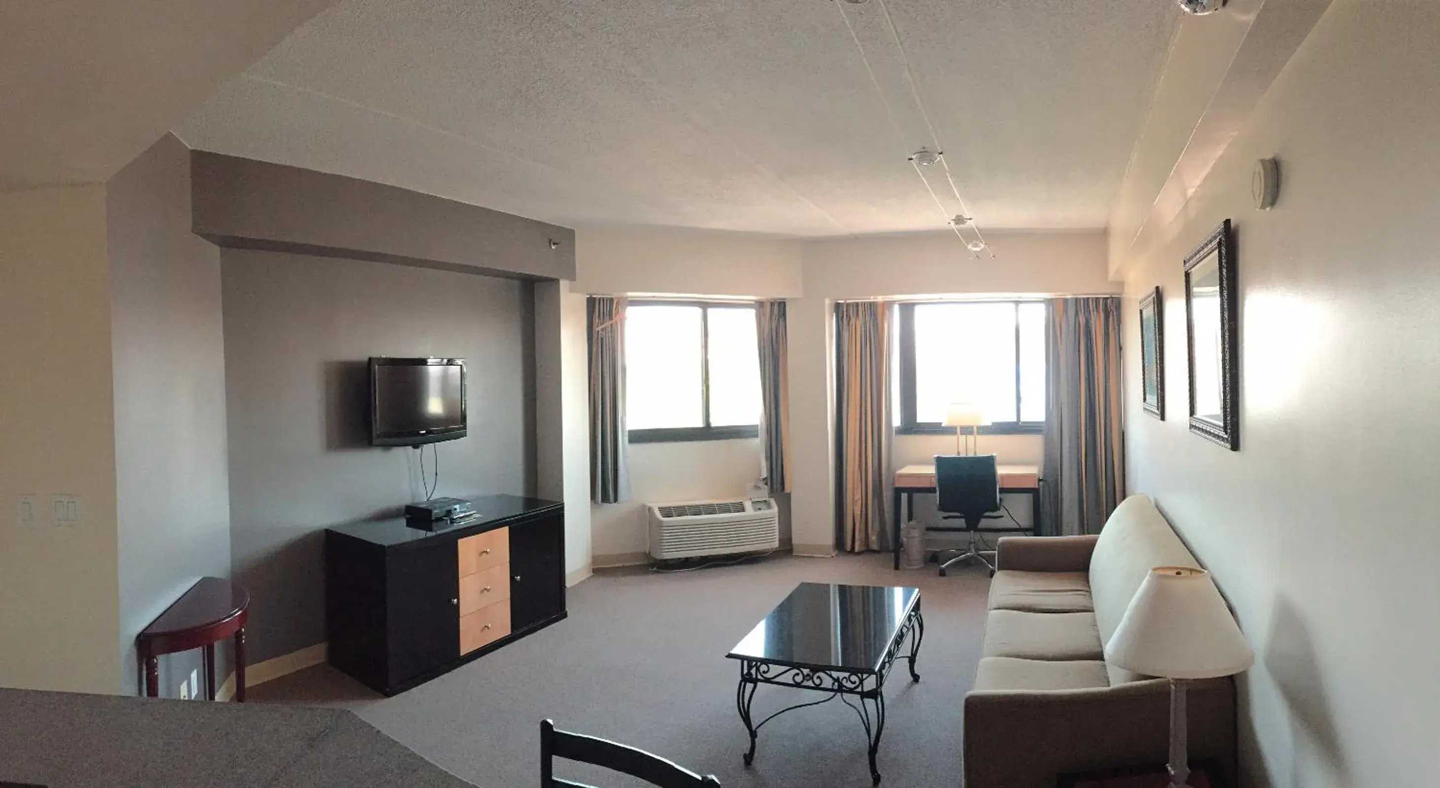 Living room, TV/Entertainment Center in Stamford Suites