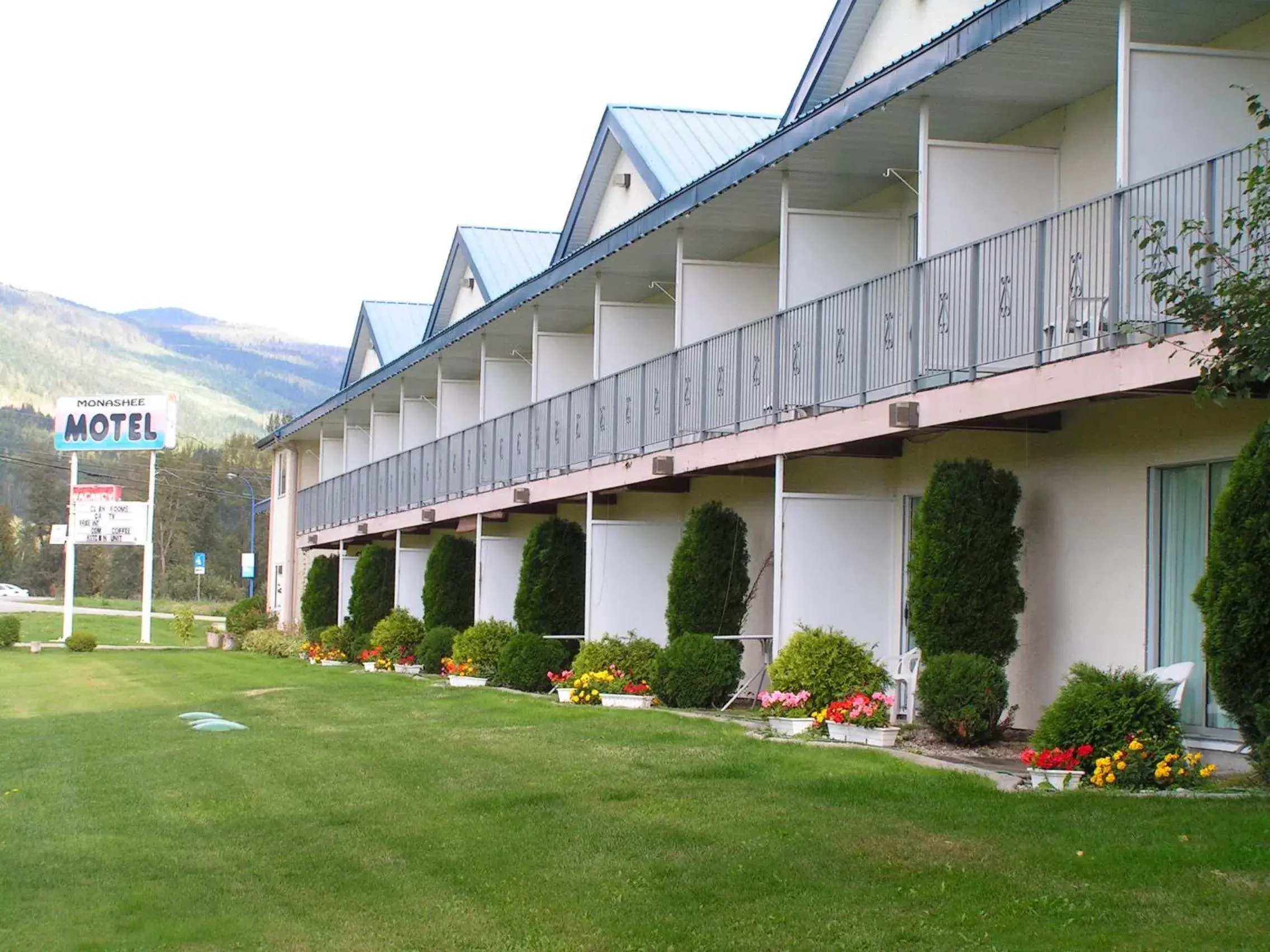 Facade/entrance, Property Building in Monashee Motel