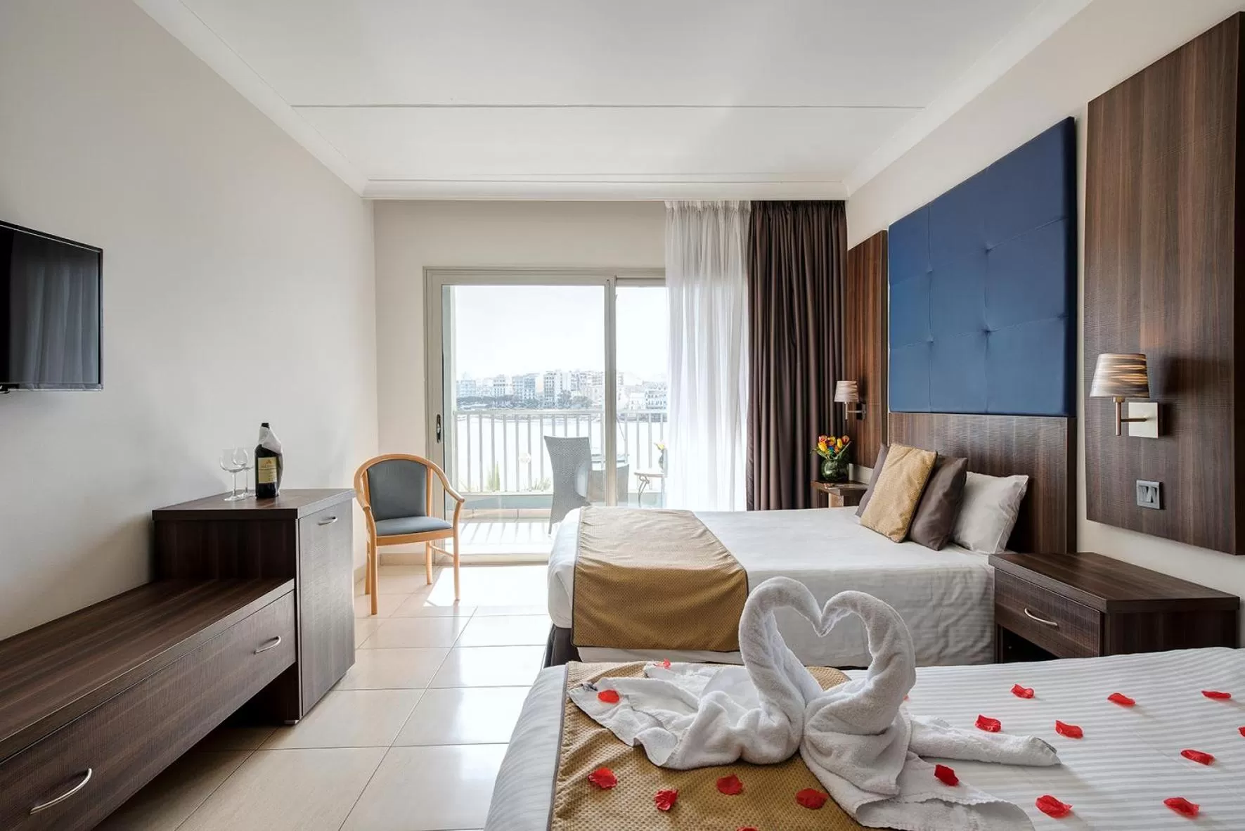 Photo of the whole room, Bed in Cavalieri Hotel Malta, a member of Radisson Individuals