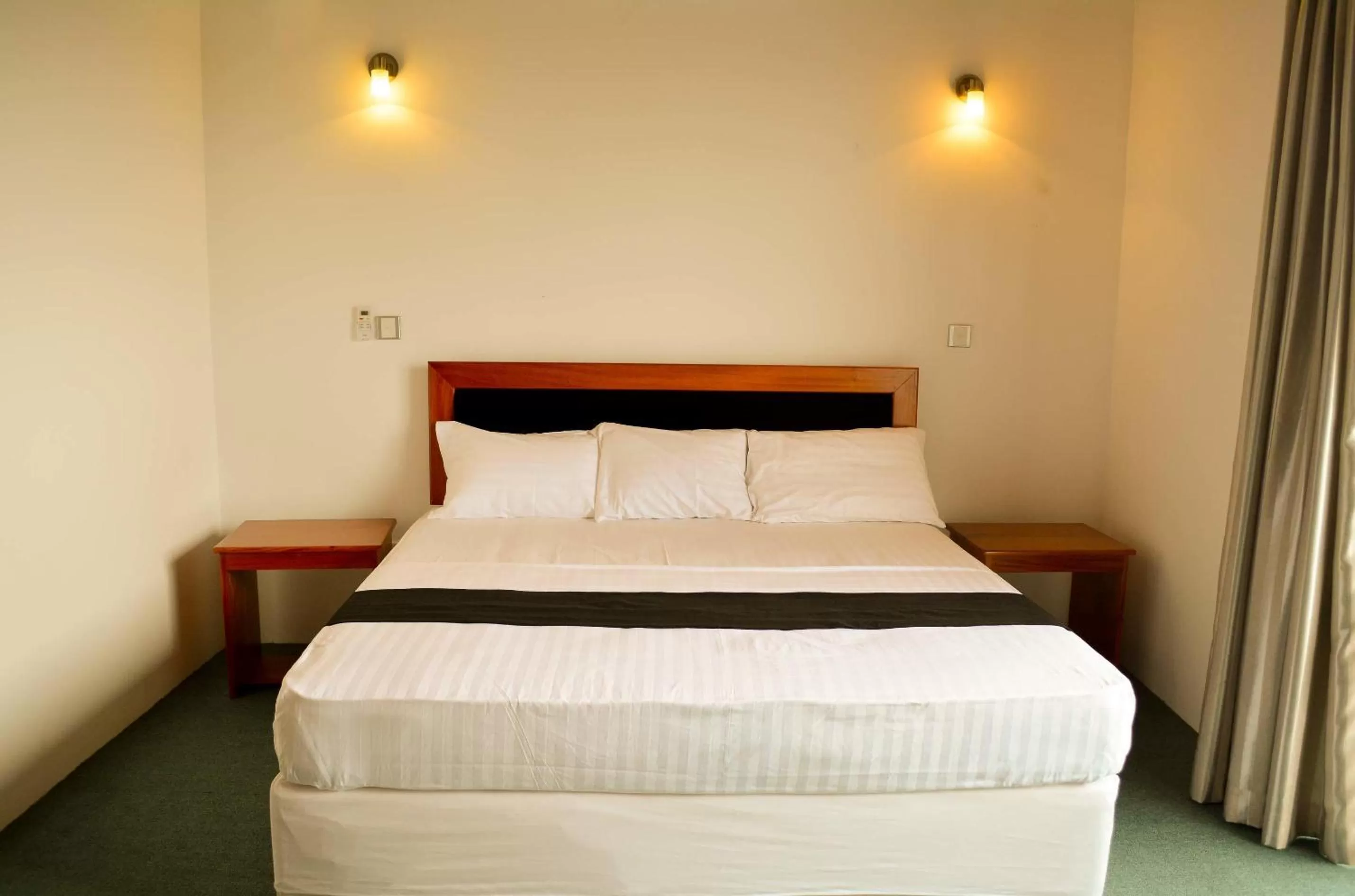 Bedroom, Bed in West Inn Colombo