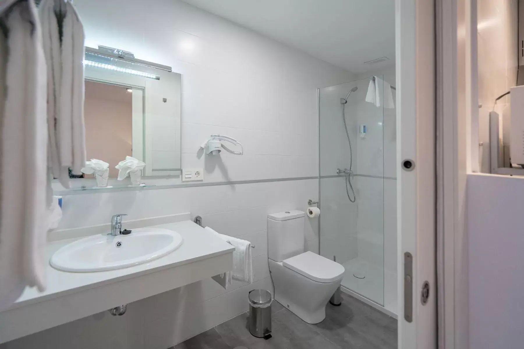 Shower, Bathroom in Apartamentos La Laguna