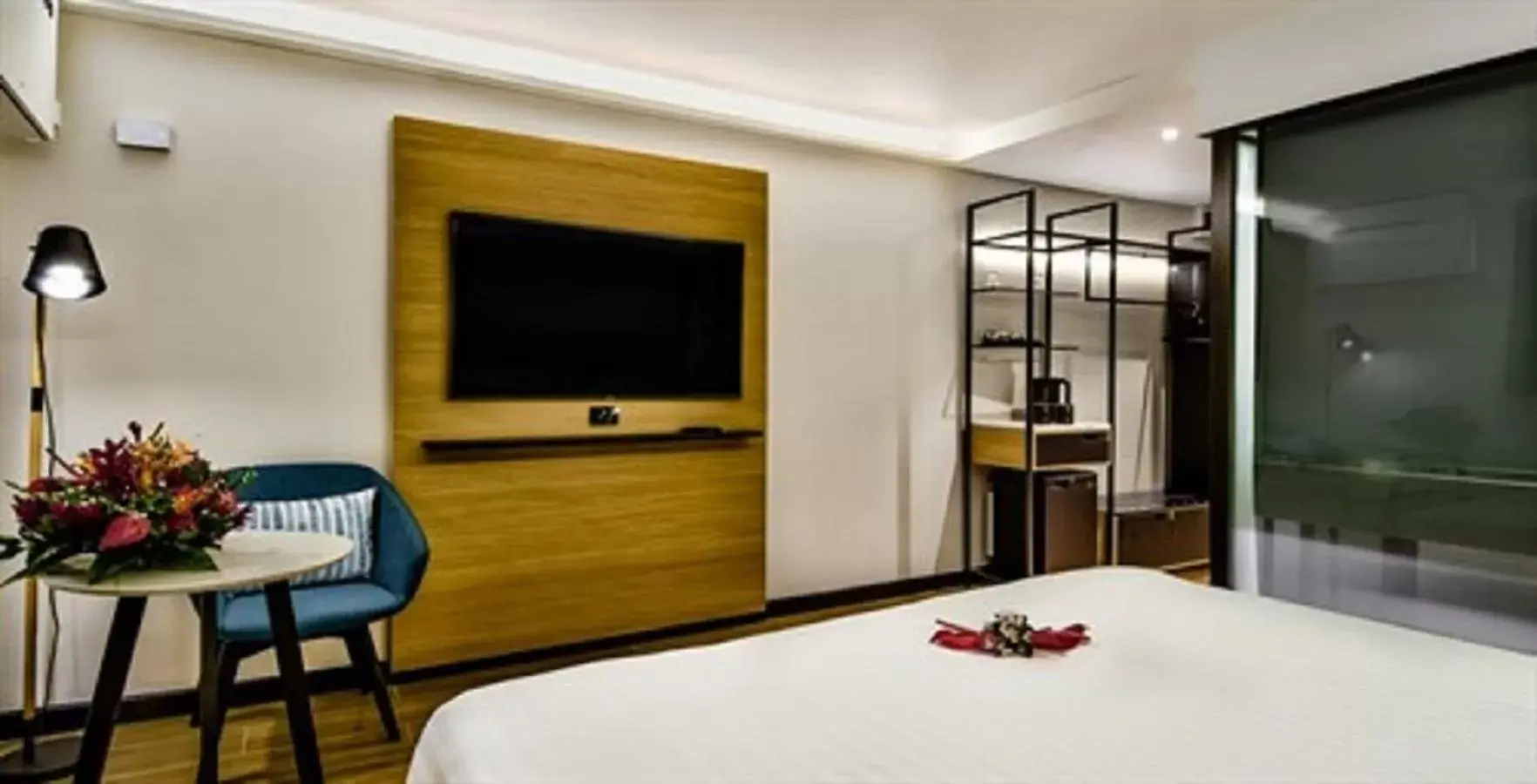 Bed, TV/Entertainment Center in Tanoa Plaza Hotel