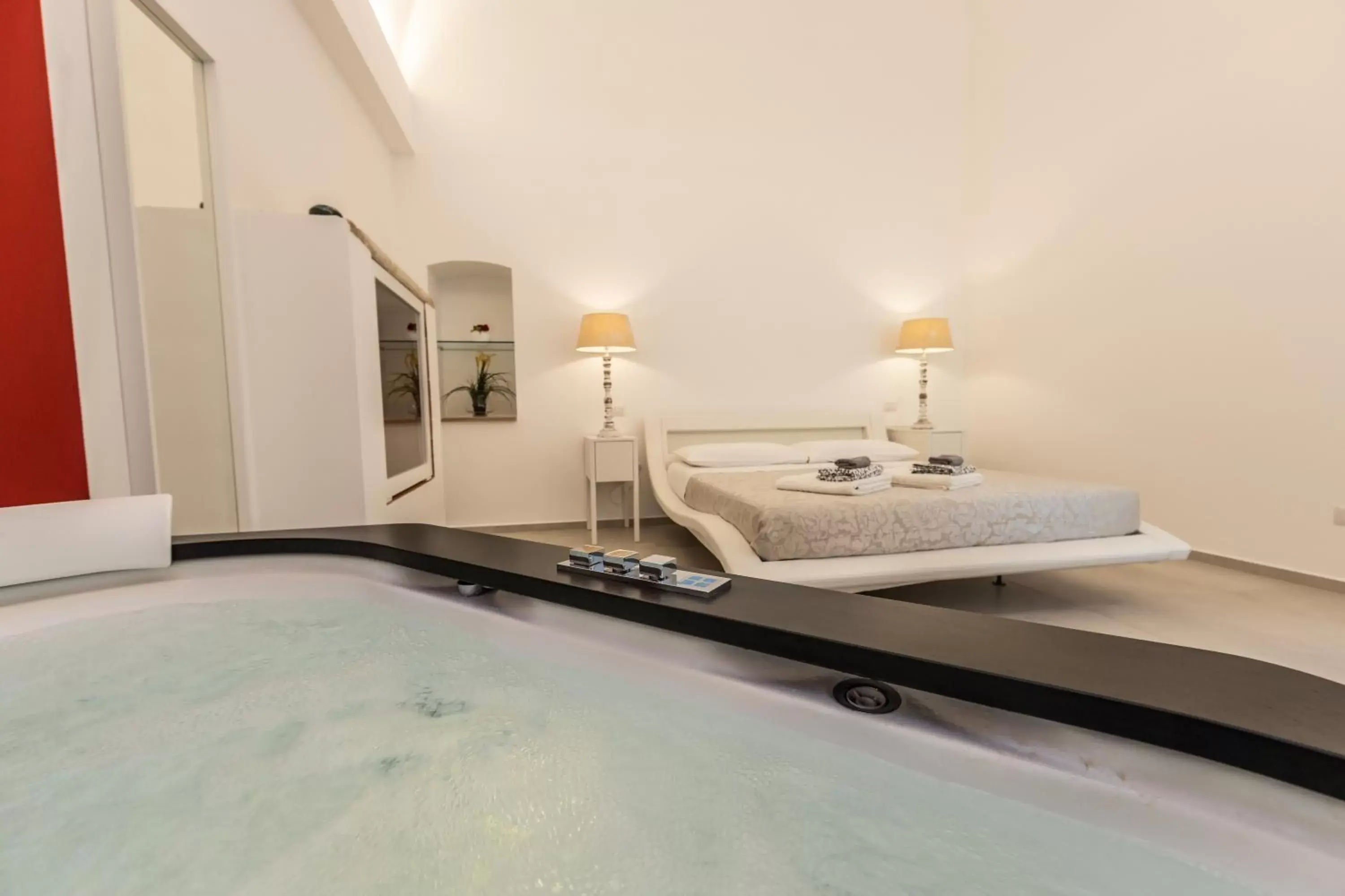 Hot Tub, Bed in Vincent Suite Luxury B&B