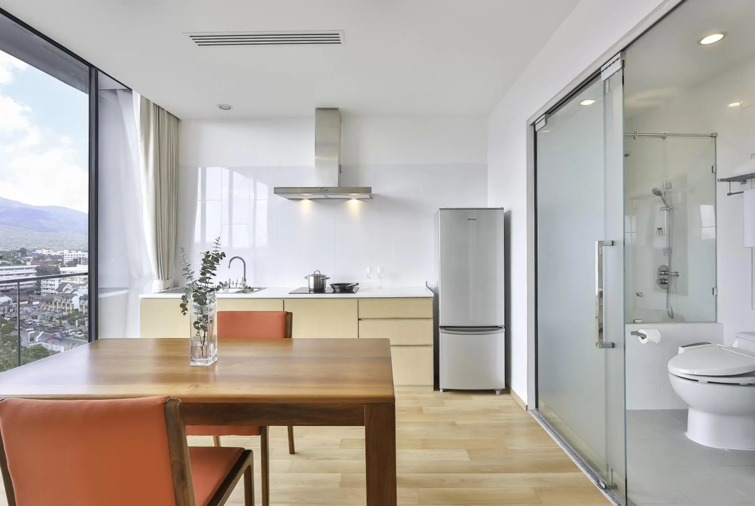 Kitchen or kitchenette, Dining Area in Eastin Tan Hotel Chiang Mai