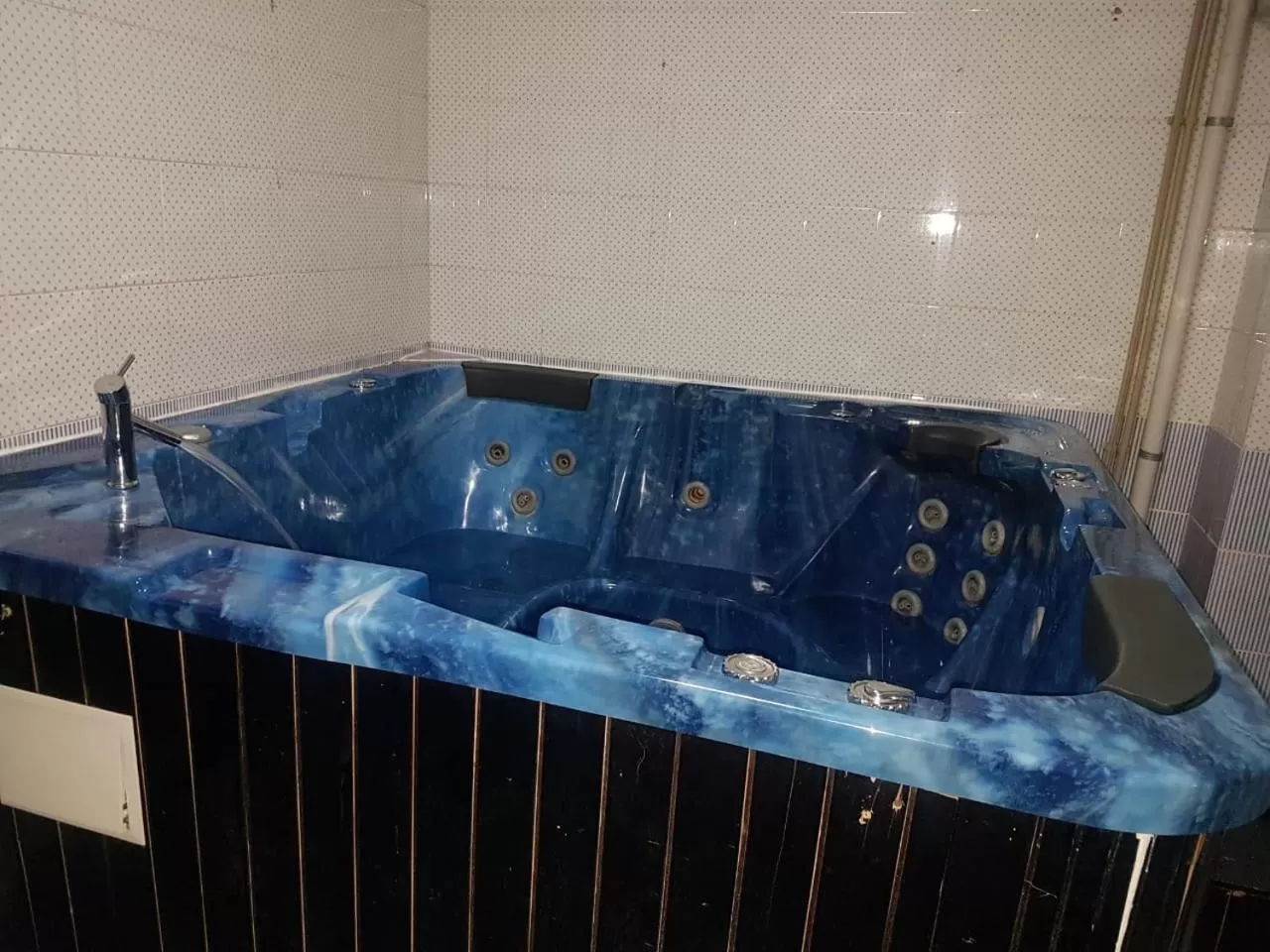 Hot Tub in Hotel Kezdesu