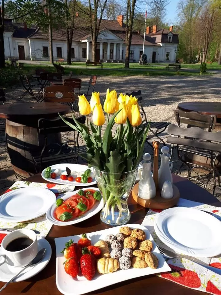 Gościniec Dworski w Ropie - Pokoje gościnne