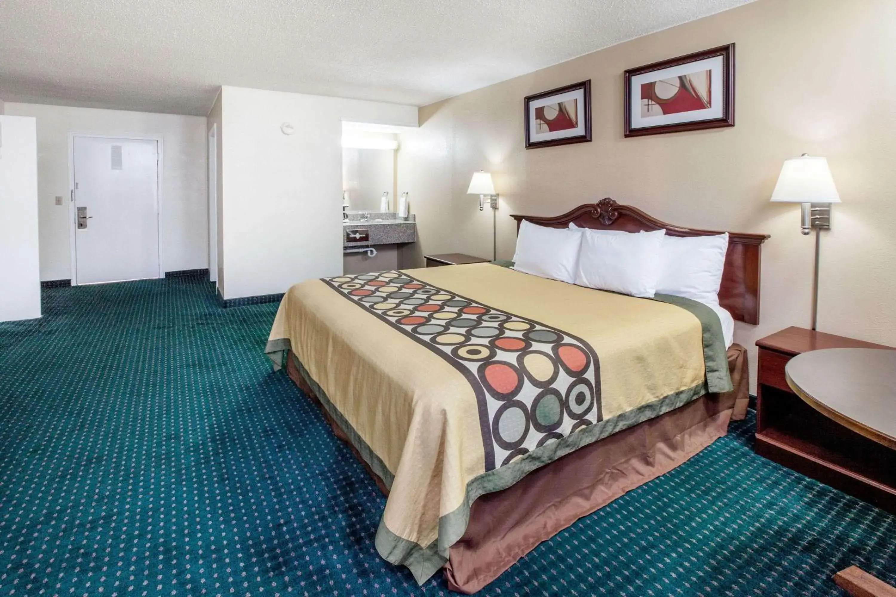 Photo of the whole room, Bed in Super 8 by Wyndham Clinton