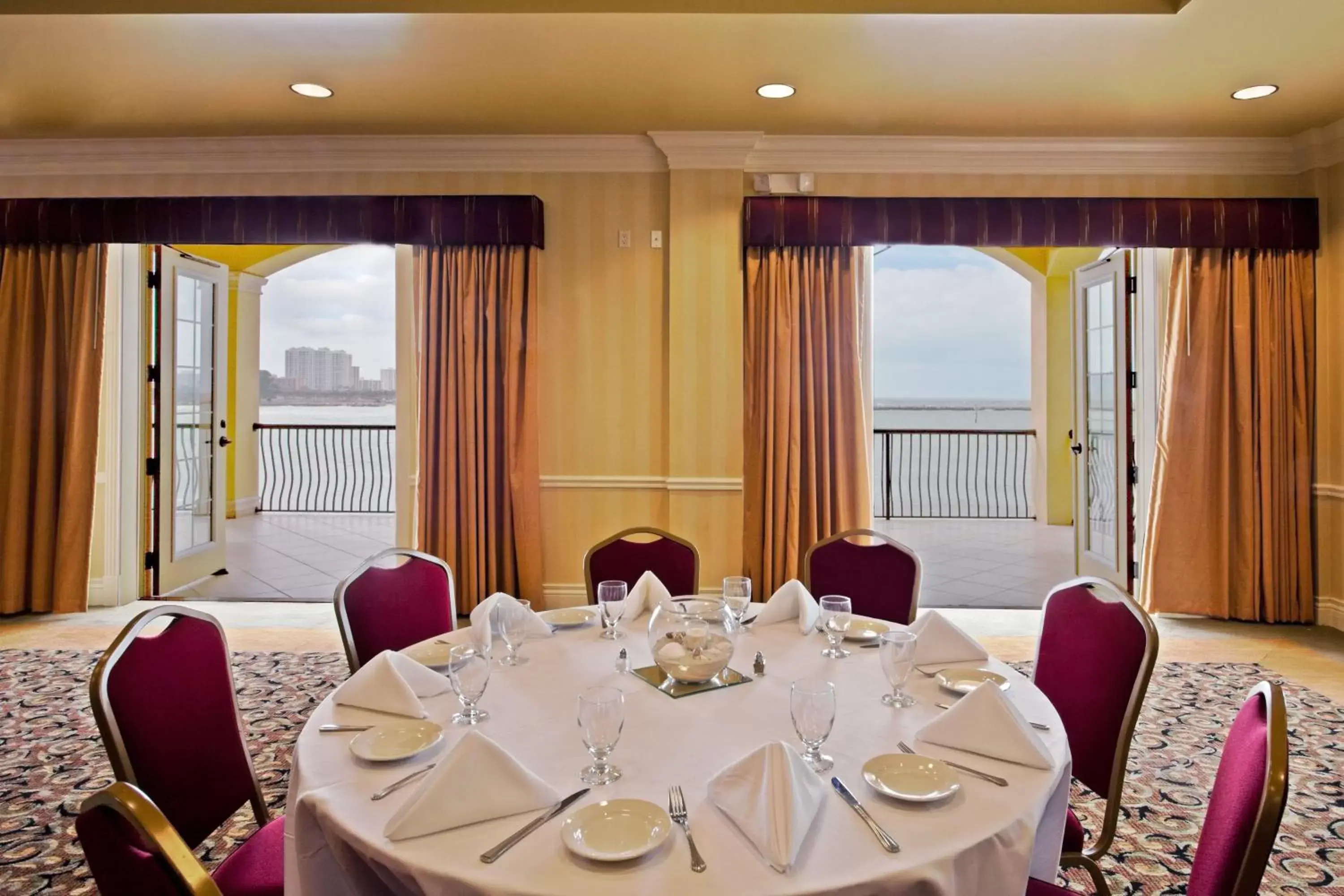 Banquet/Function facilities, Restaurant/Places to Eat in Holiday Inn & Suites Clearwater Beach, an IHG Hotel
