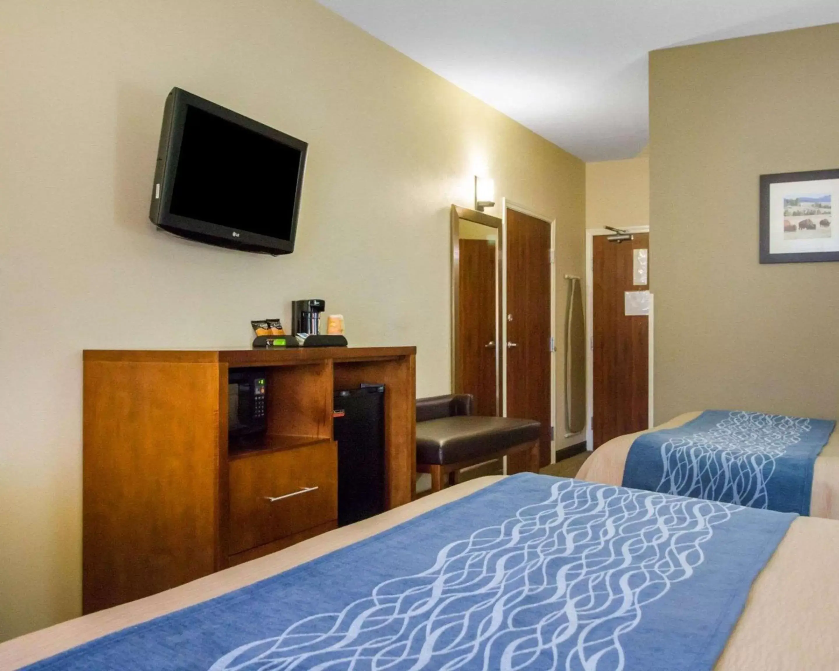 Photo of the whole room, Bed in Comfort Inn & Suites Hotel in the Black Hills