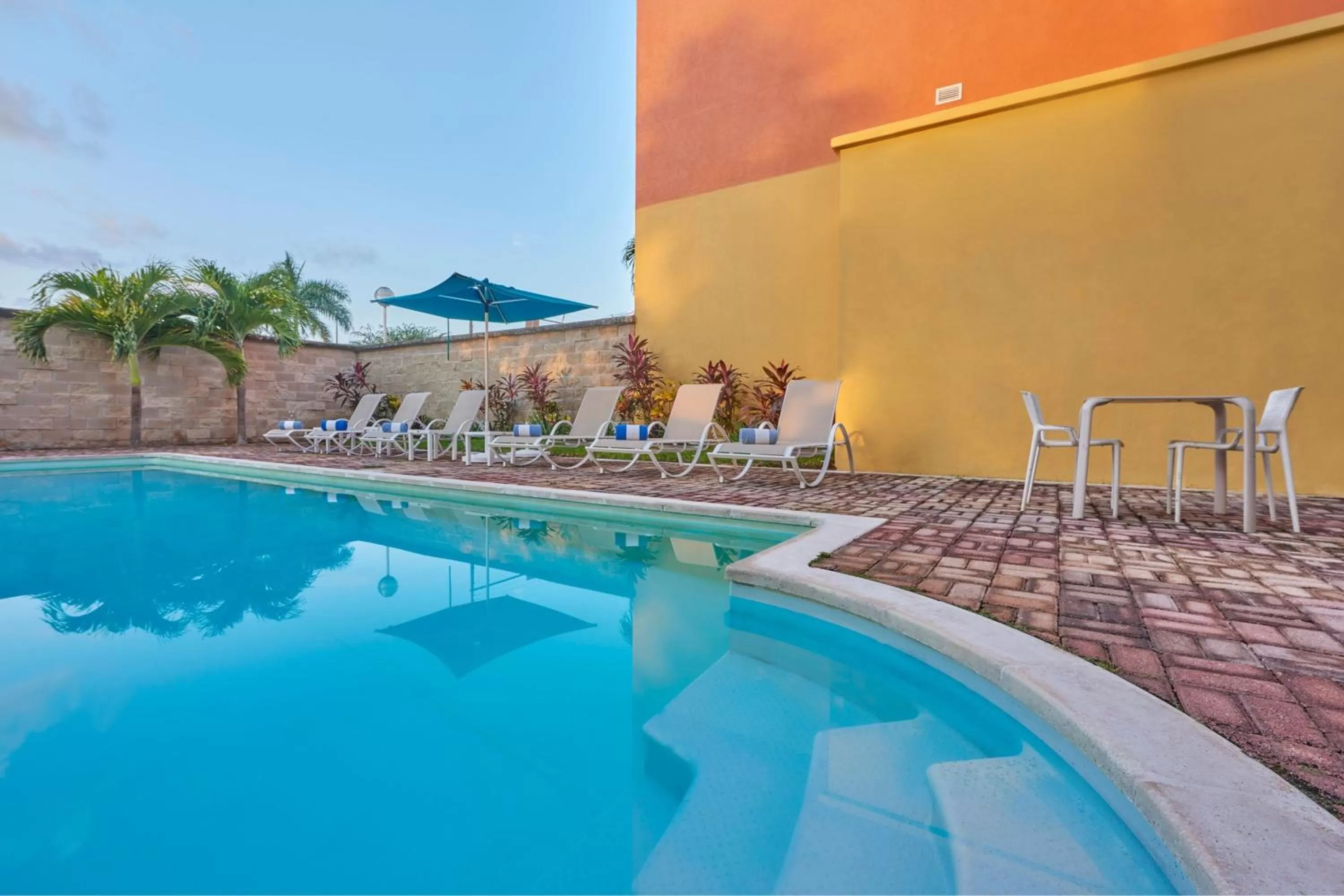 Swimming pool in City Express by Marriott Cancun