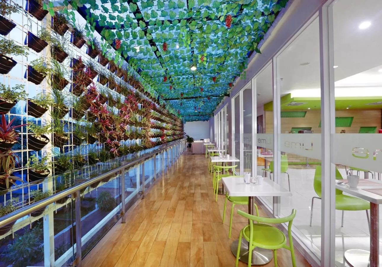 Restaurant/places to eat in favehotel Olo Padang