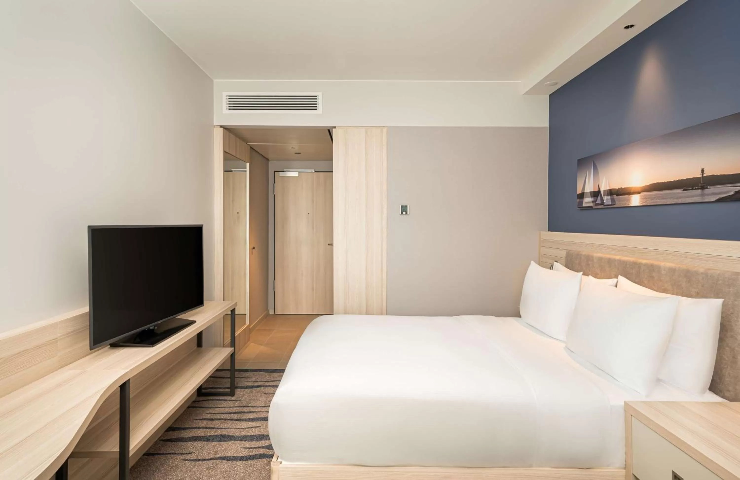 Bedroom, Bed in Hampton By Hilton Kiel