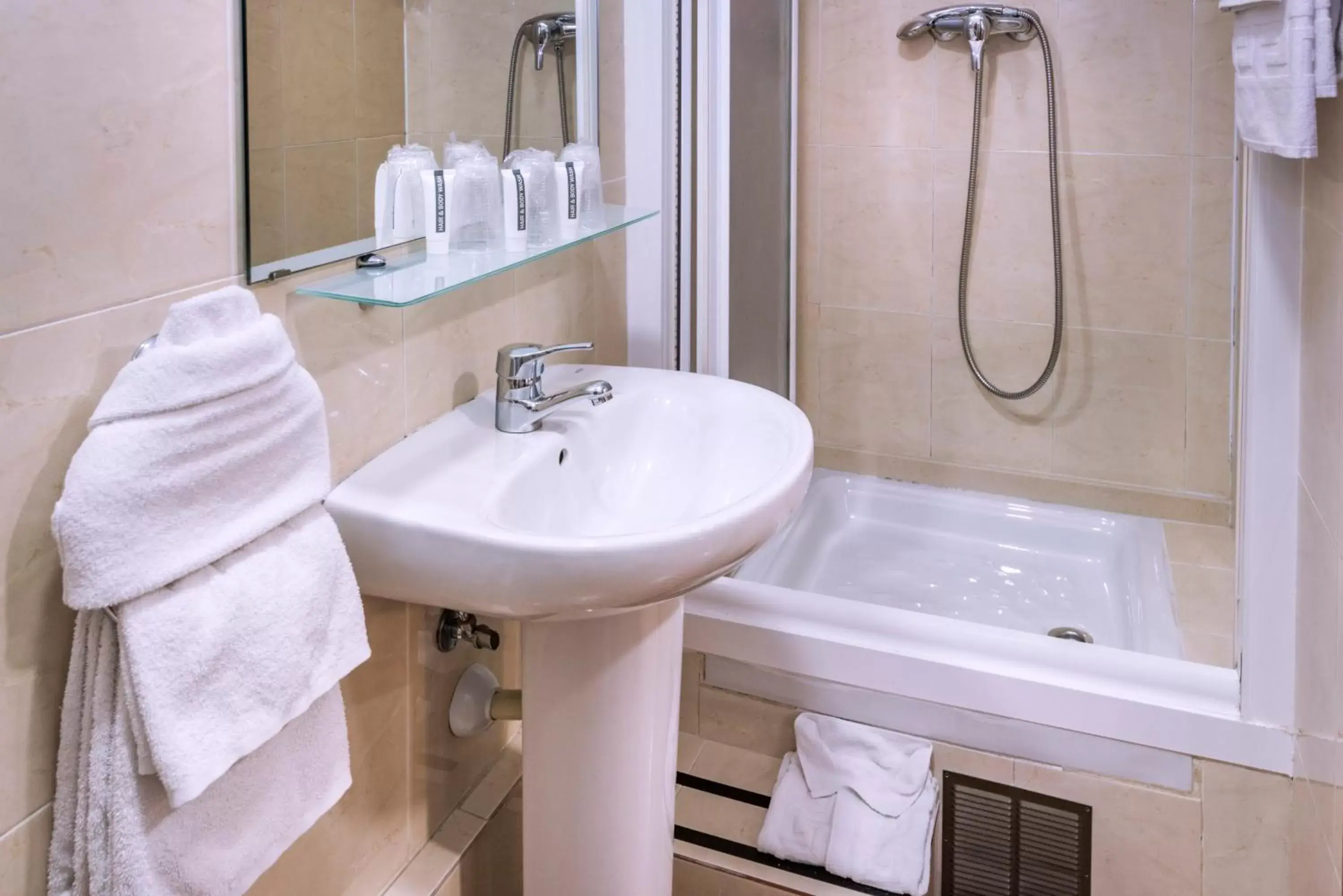 Shower, Bathroom in Hotel Catalunya Express