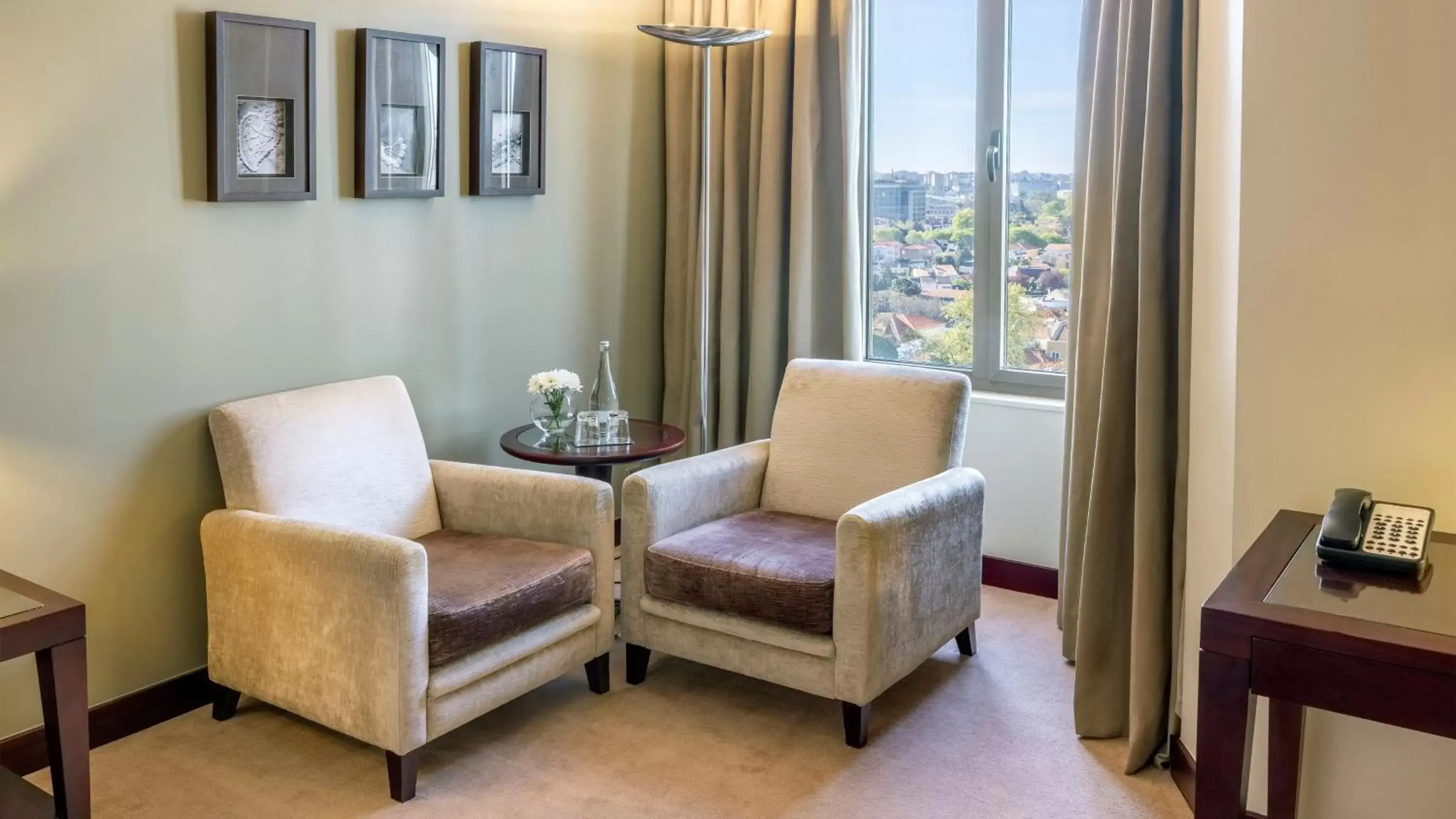 Photo of the whole room, Seating Area in Crowne Plaza Porto, an IHG Hotel