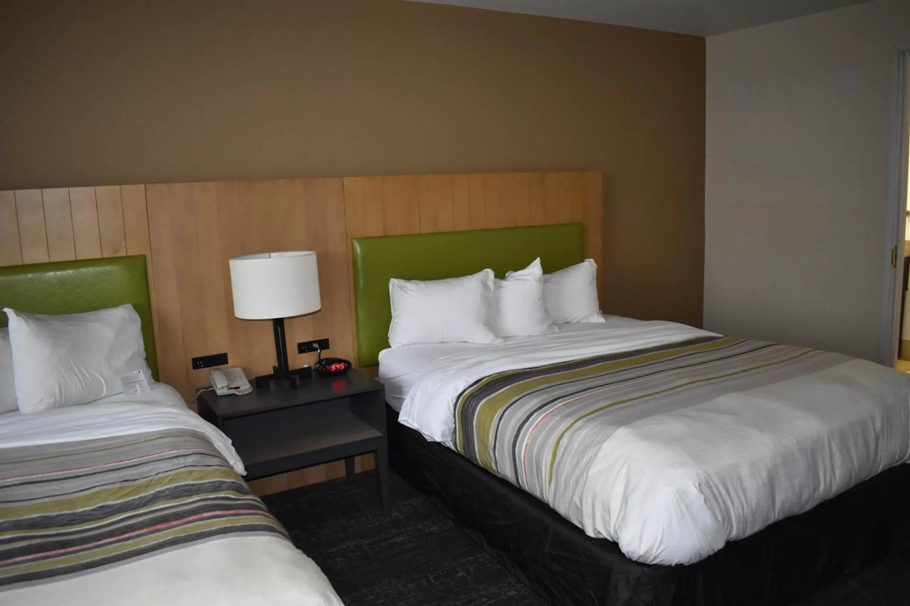 Bed in Country Inn & Suites by Radisson, Hagerstown, MD