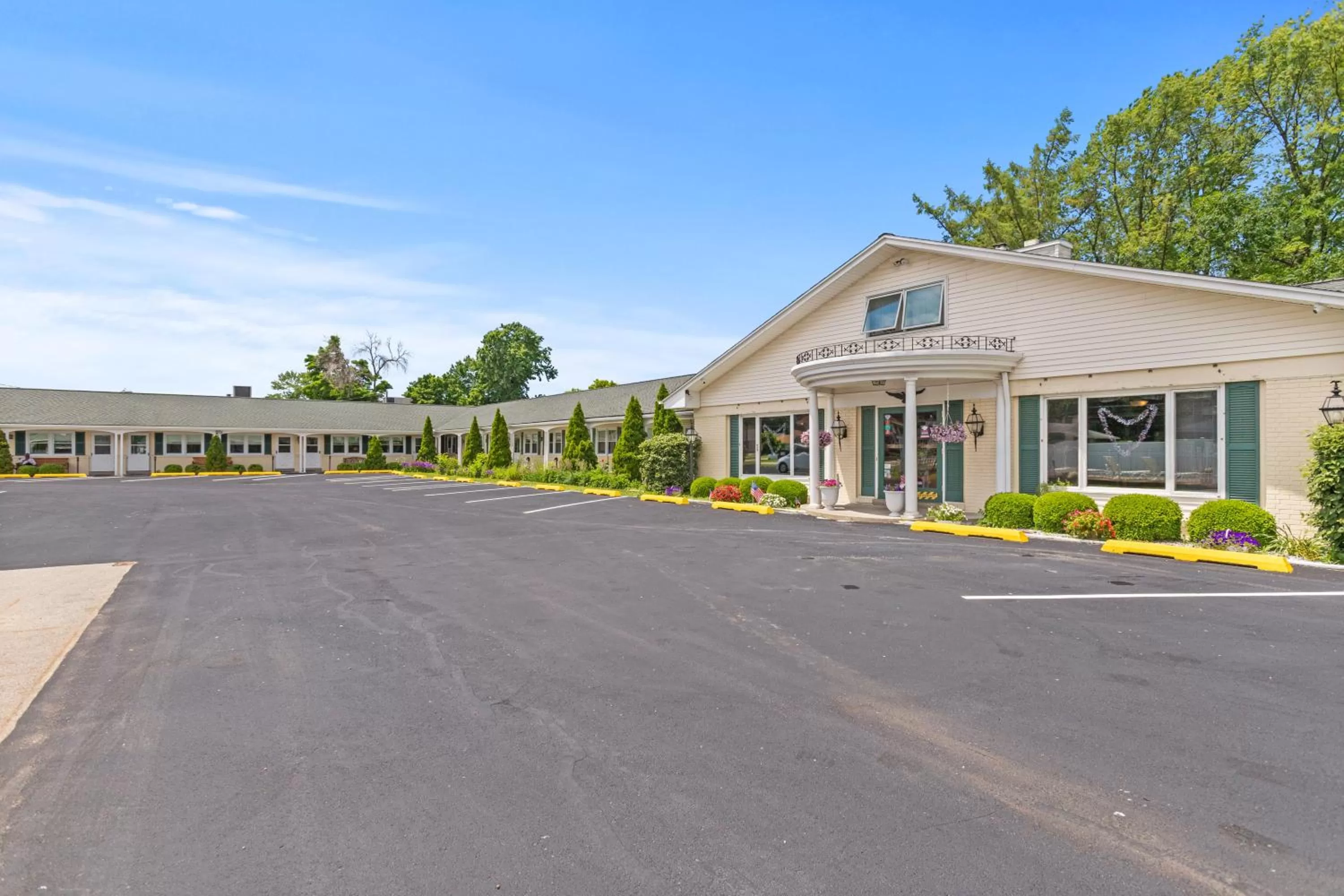 Property building in Glass House Inn Erie Near I-90 & I-79