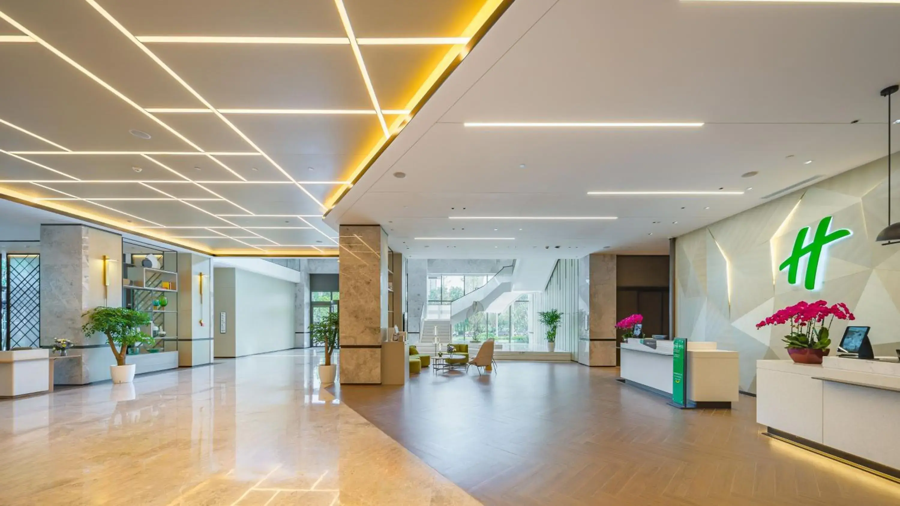 Property building, Lobby/Reception in Holiday Inn Xi'an East, an IHG Hotel