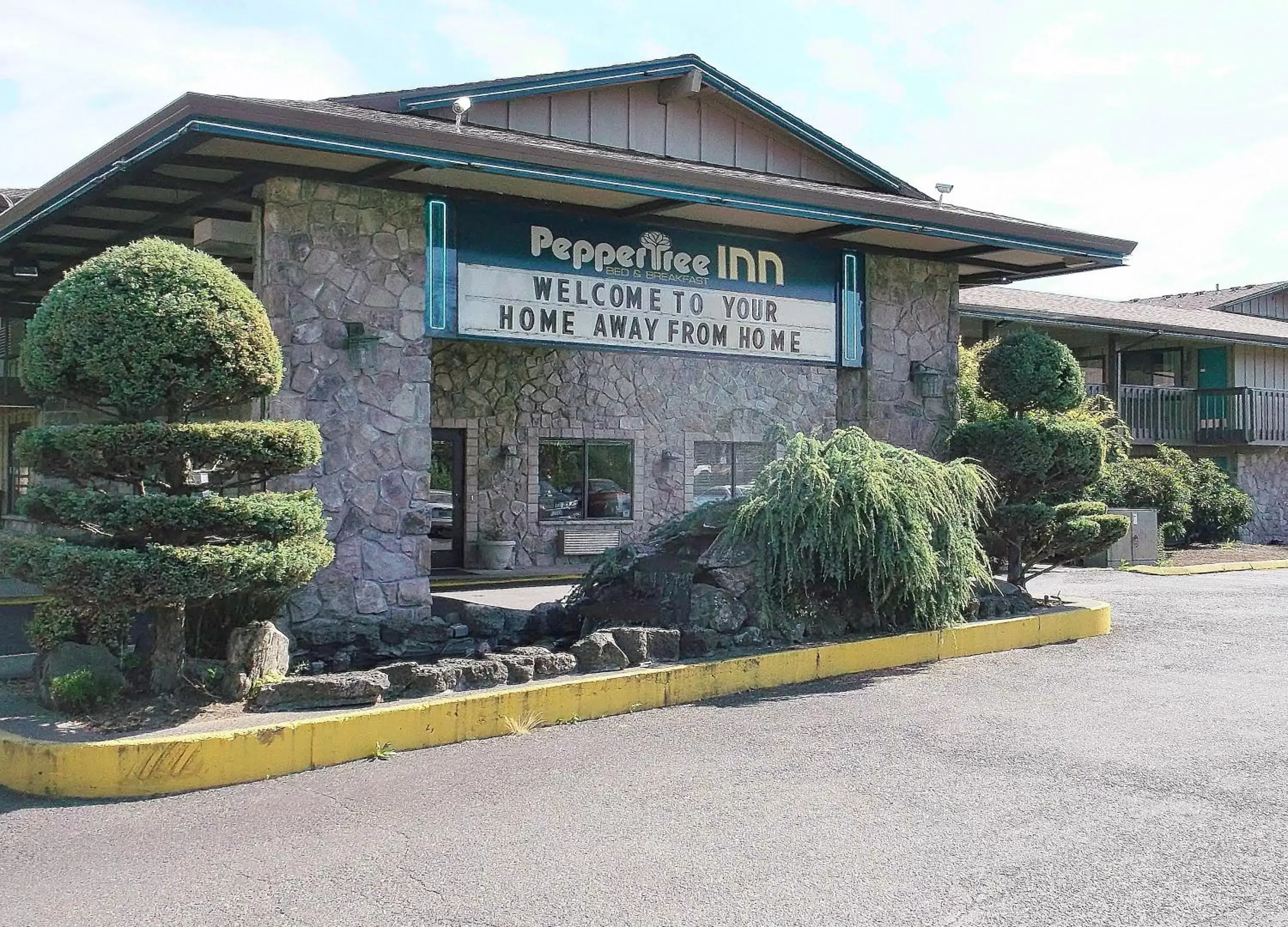 Property building, Garden in Pepper Tree Inn