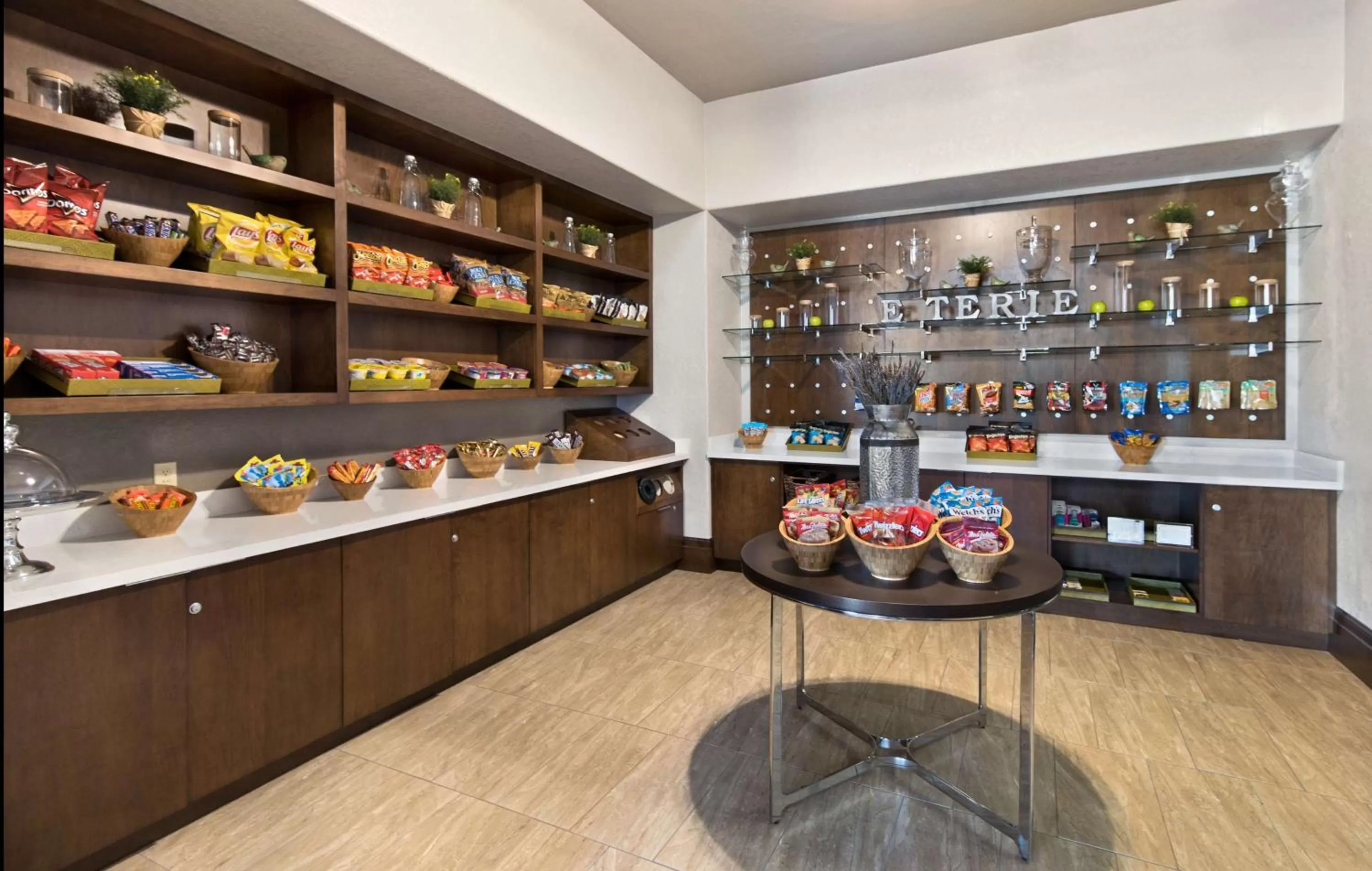 Restaurant/places to eat in Embassy Suites by Hilton Los Angeles Downey