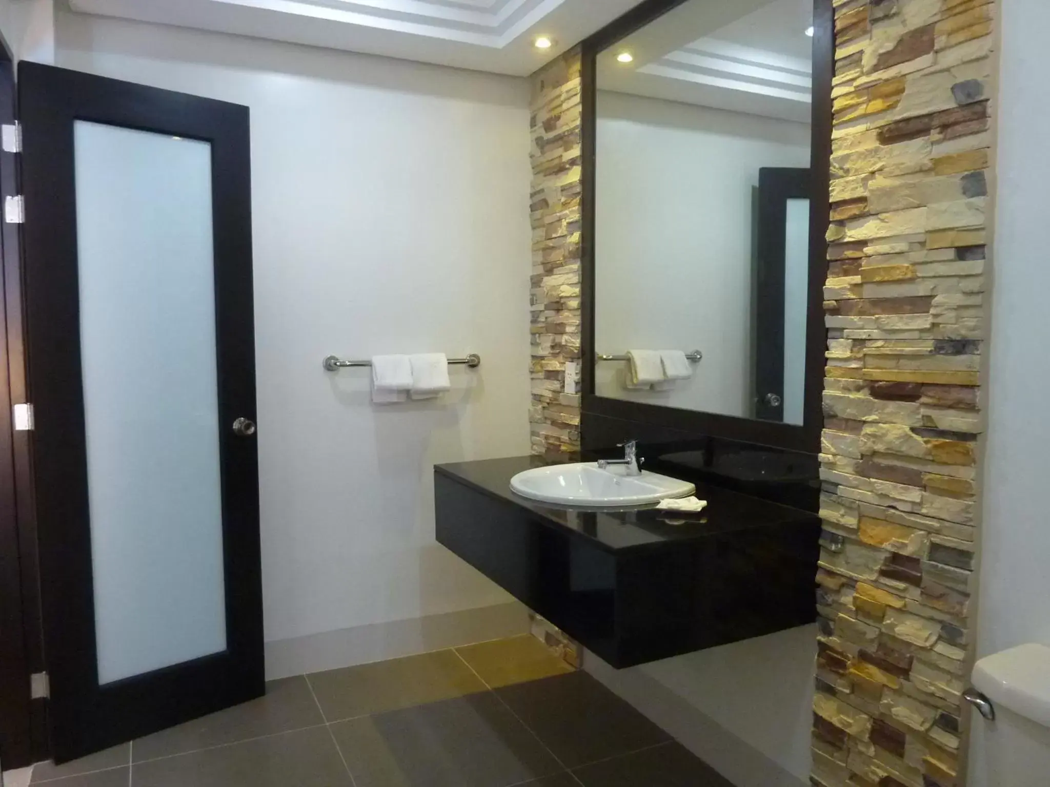 Bathroom in Circle Inn Hotel and Suites Bacolod