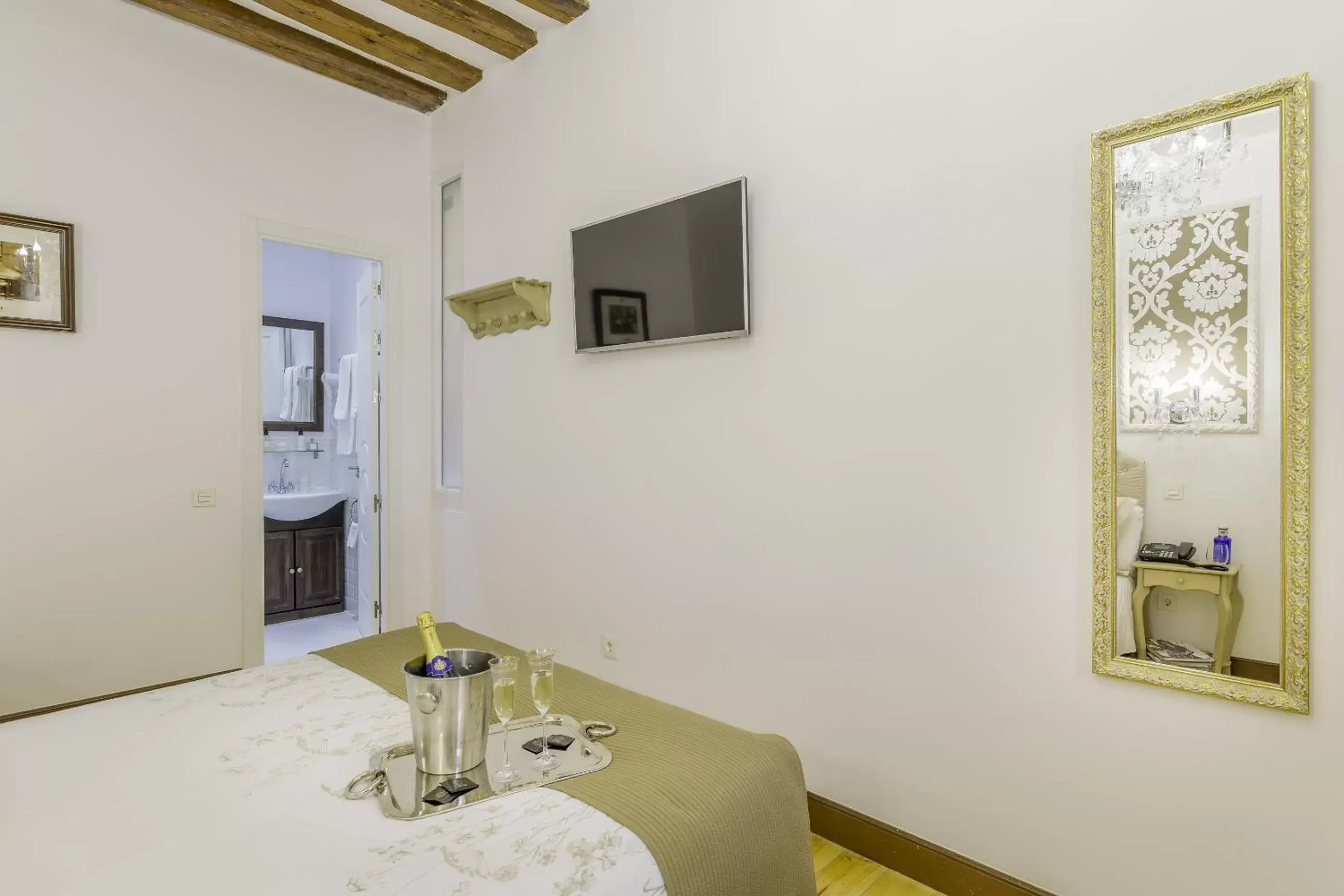 Bedroom, TV/Entertainment Center in Oriente Palace Apartments