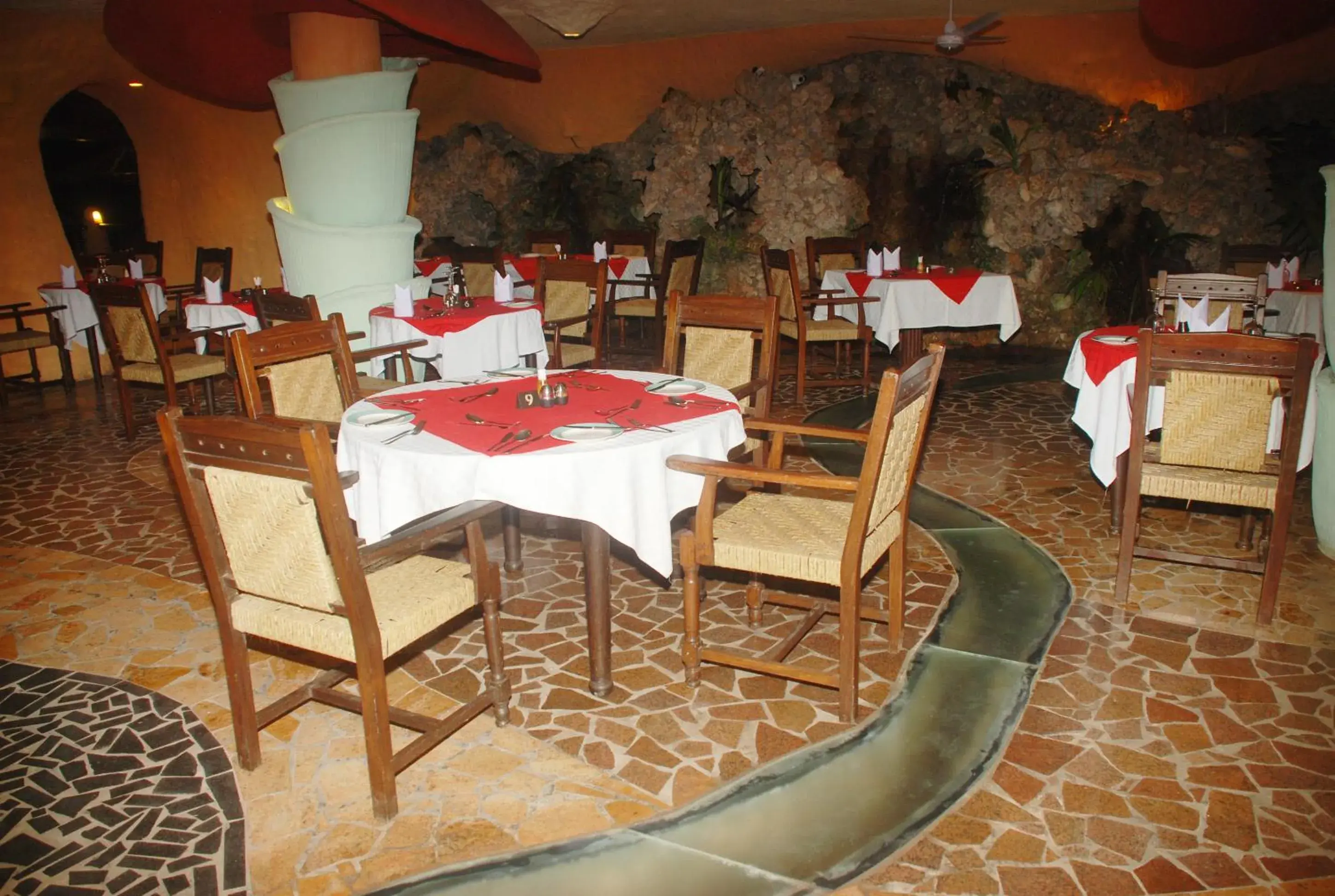 Restaurant/Places to Eat in Bamburi Beach Hotel