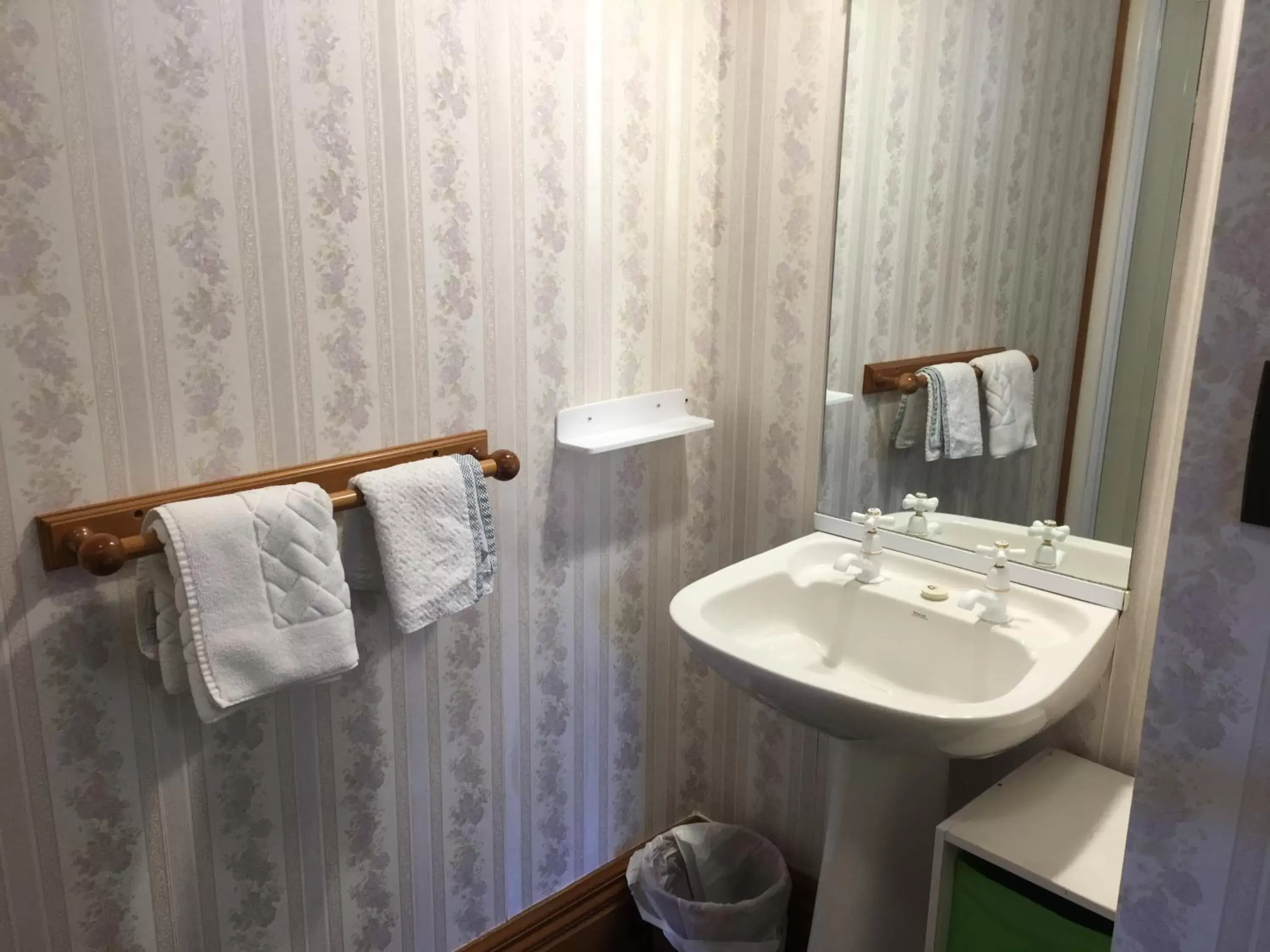 Bathroom in Settlers Cottage Motel