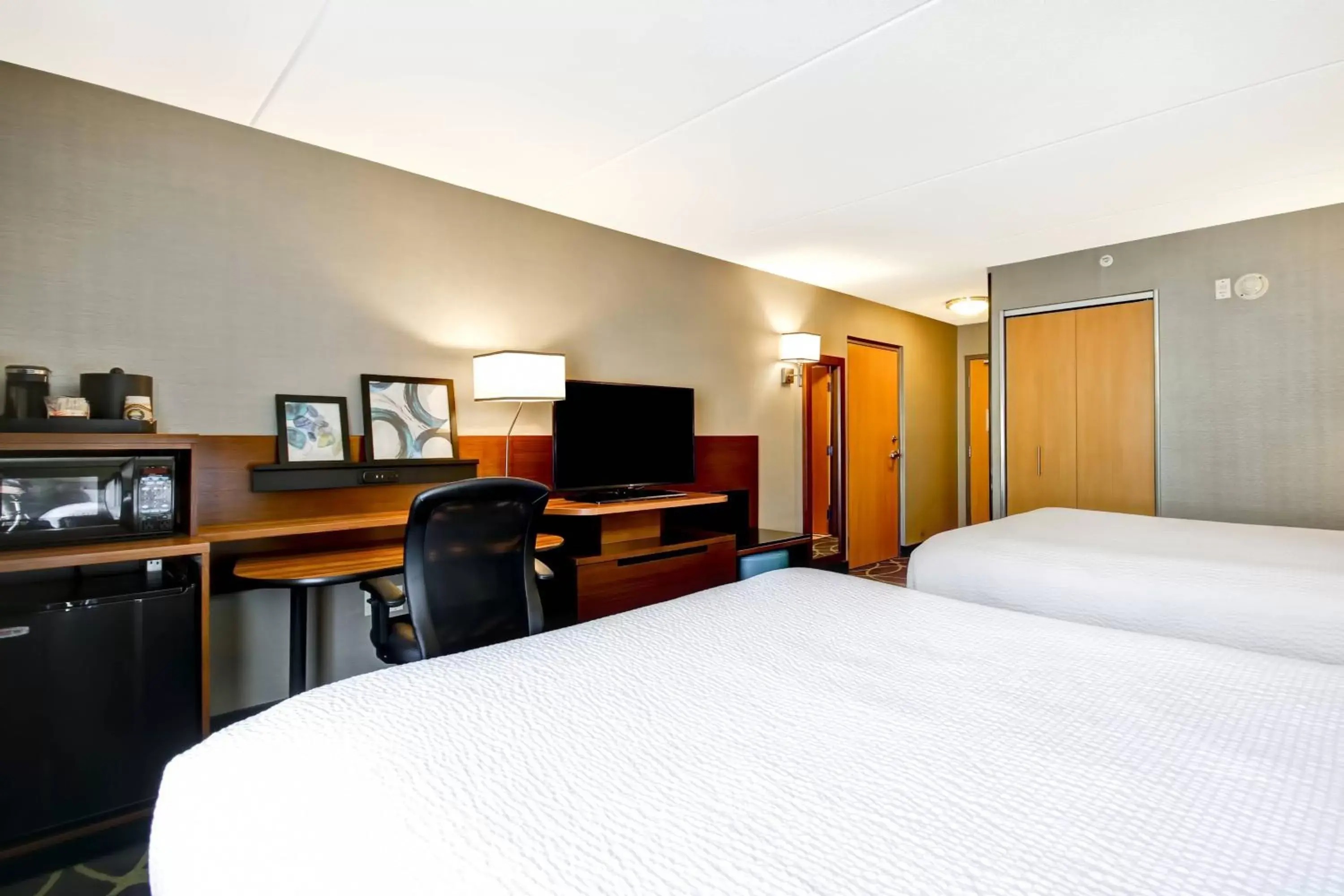 Photo of the whole room, Bed in Fairfield Inn & Suites by Marriott Guelph