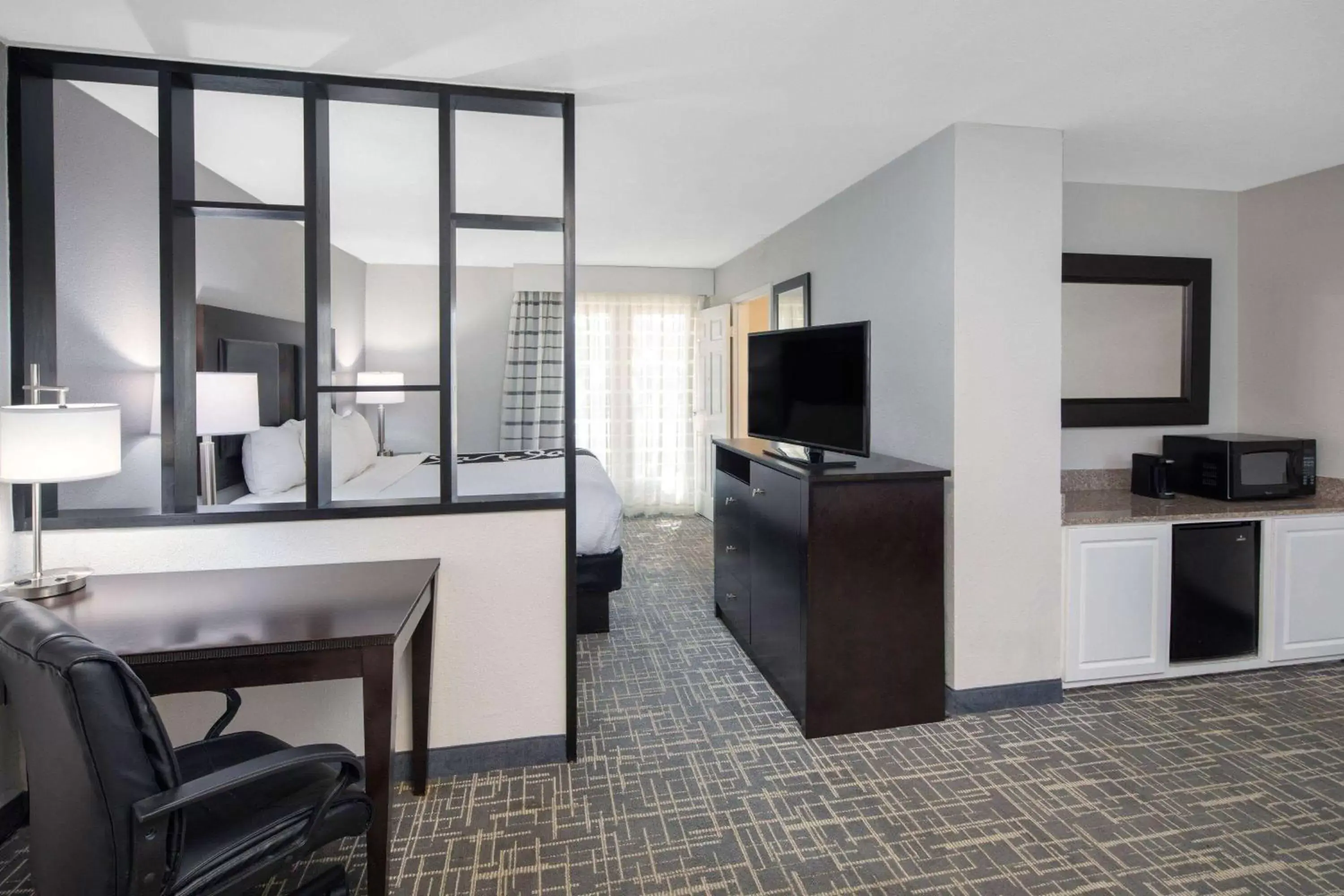 Photo of the whole room, TV/Entertainment Center in La Quinta by Wyndham Atlanta Airport South