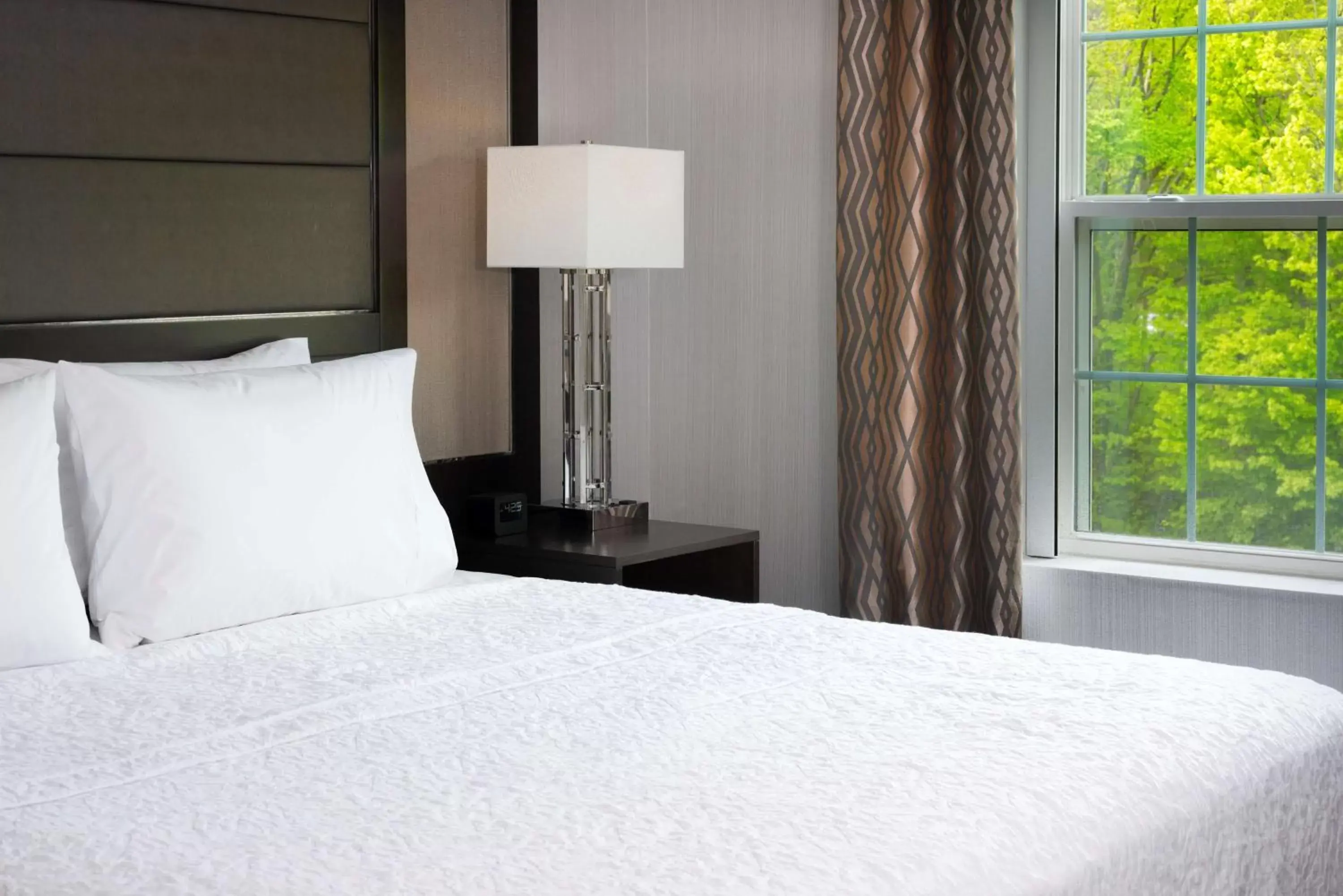 Bed in Hampton Inn & Suites Bridgewater, NJ