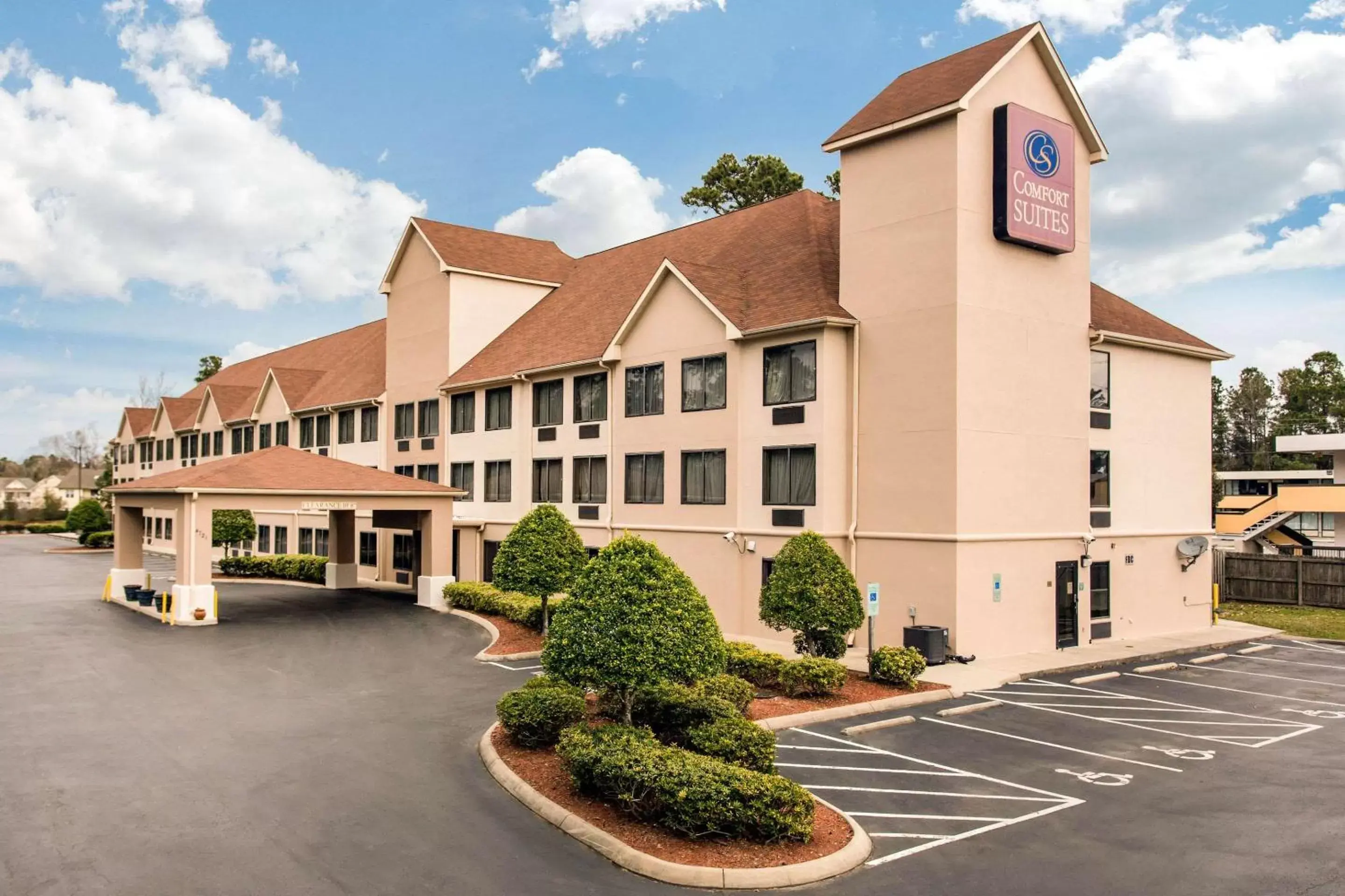 Property Building in Comfort Suites Wilmington near Downtown