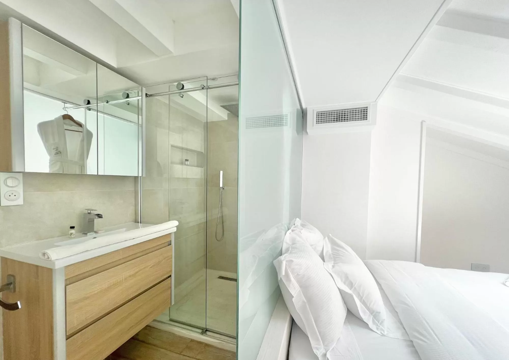 Shower, Bed in Traverse Des Artistes