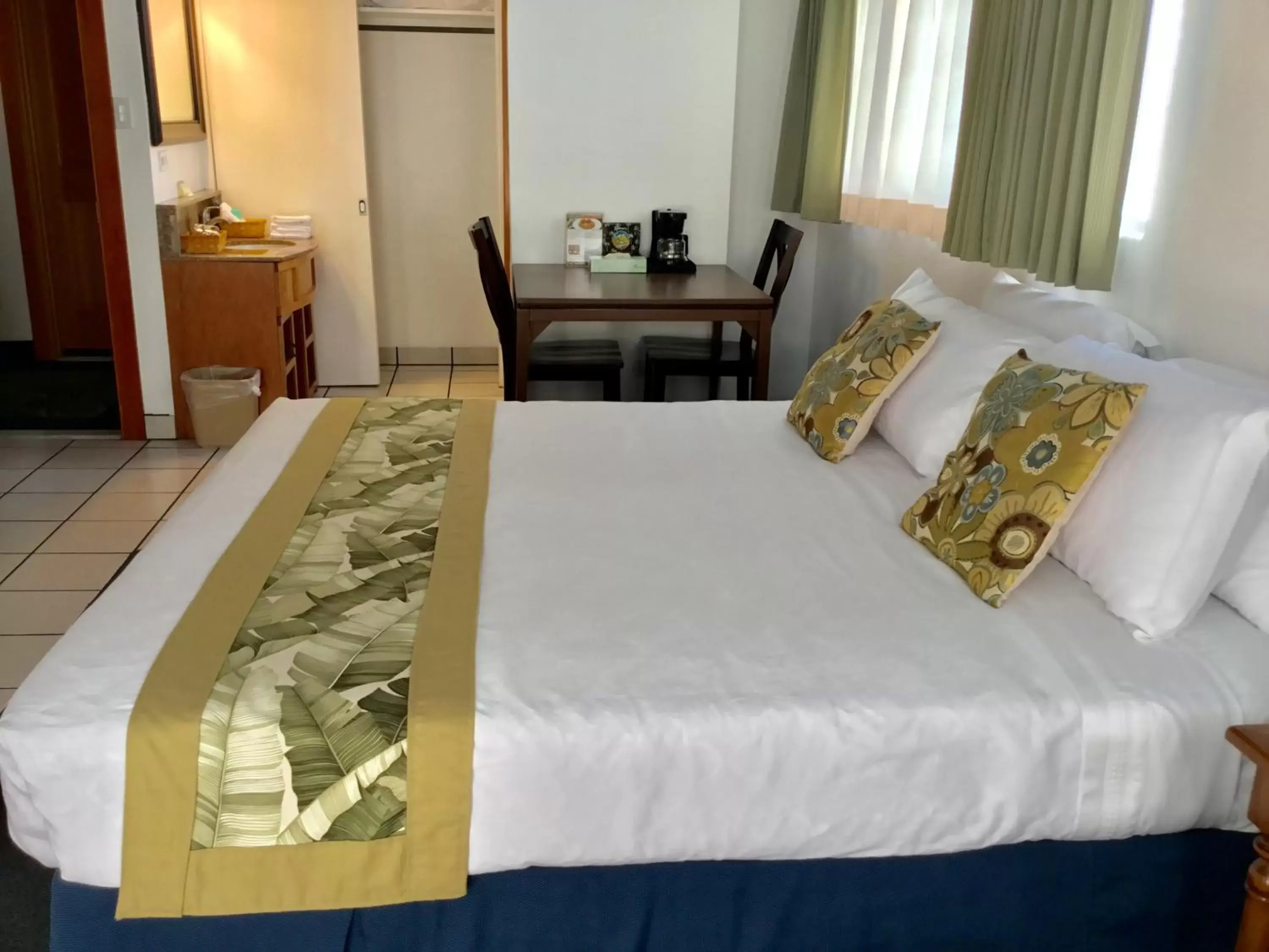 Bed in Holiday Surf Hotel (with full kitchen)