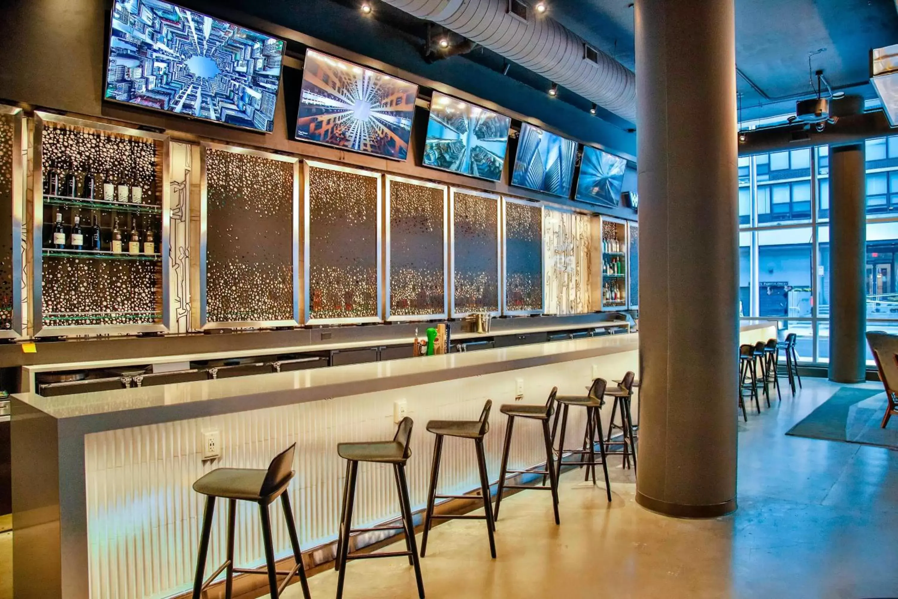 Restaurant/Places to Eat in Aloft Chicago Mag Mile